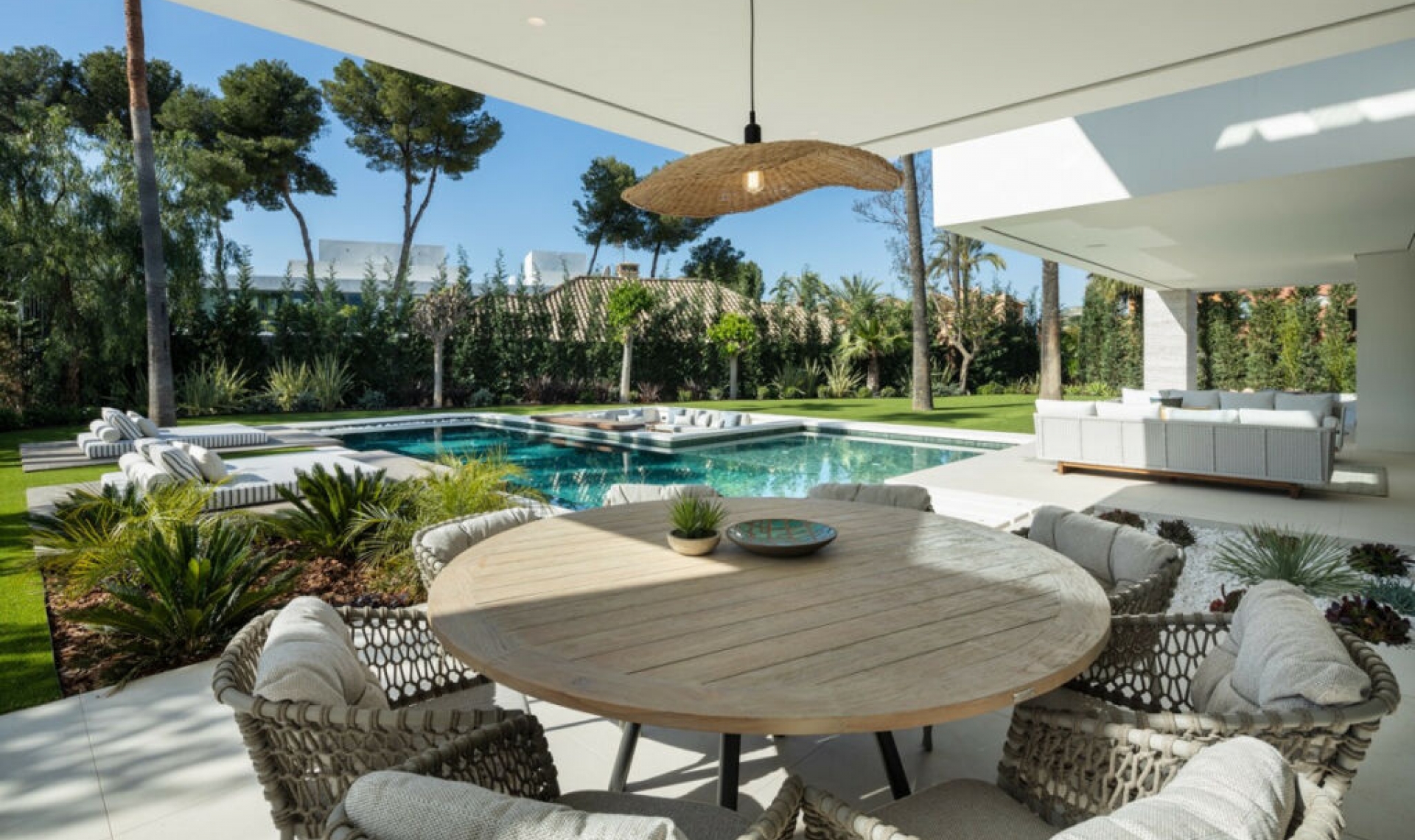Resale - House -
Nueva Andalucía