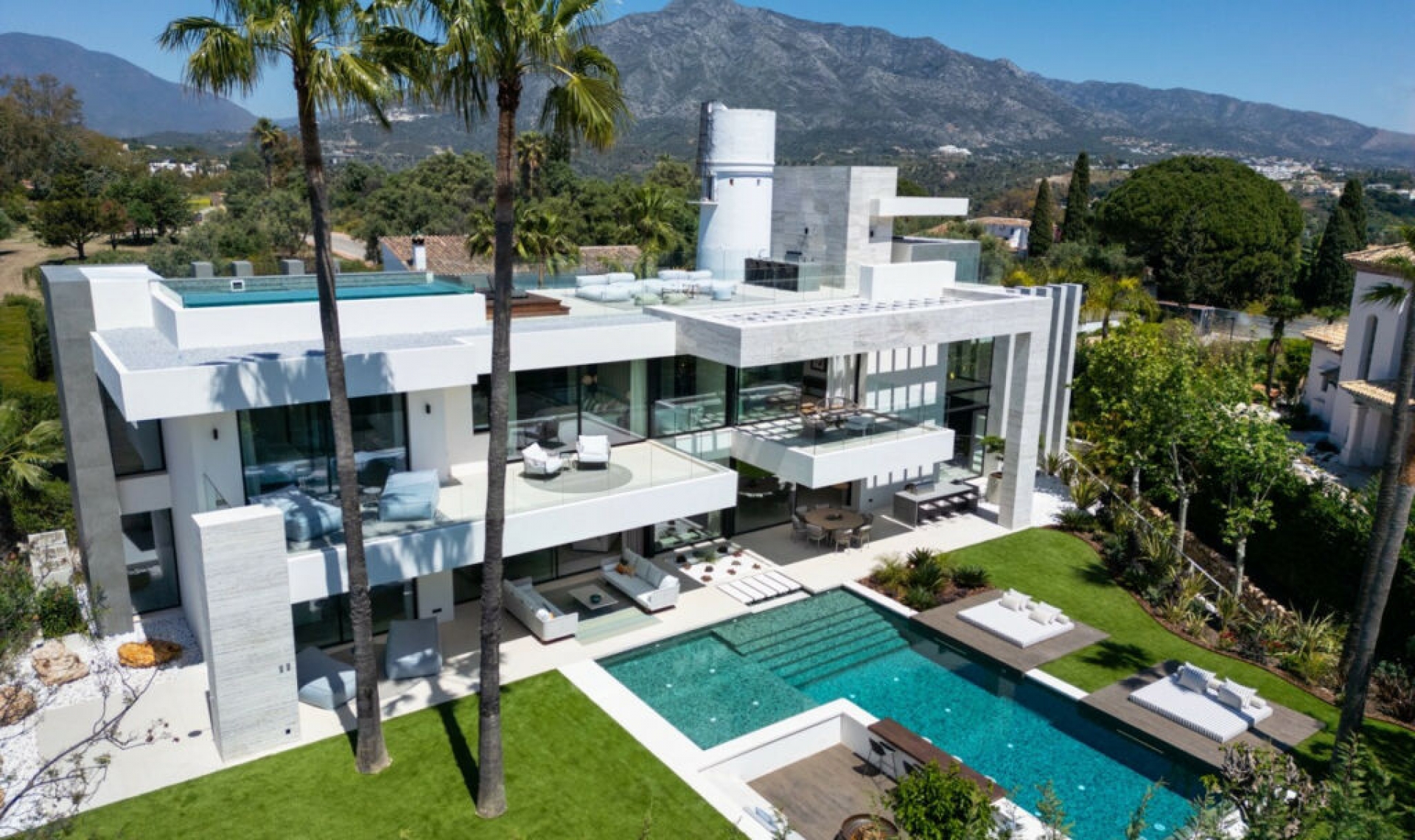 Resale - House -
Nueva Andalucía