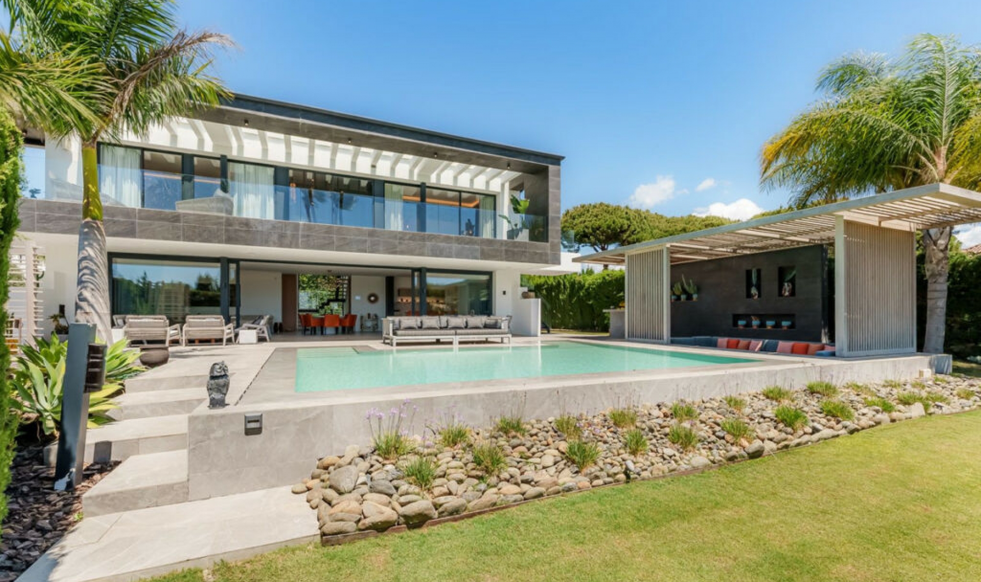 Resale - House -
Nueva Andalucía