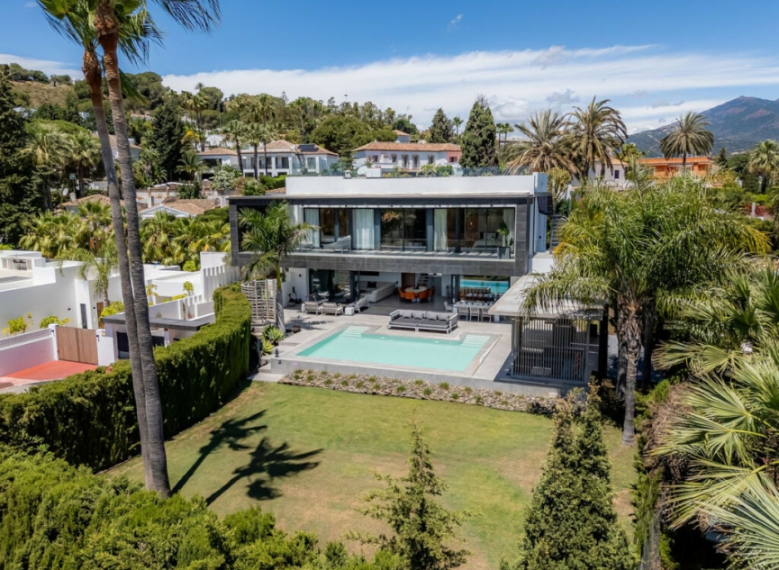 Resale - House -
Nueva Andalucía