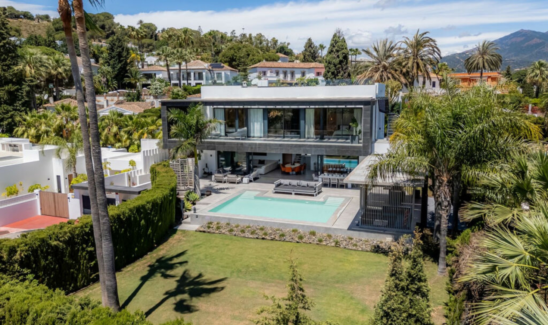 Resale - House -
Nueva Andalucía