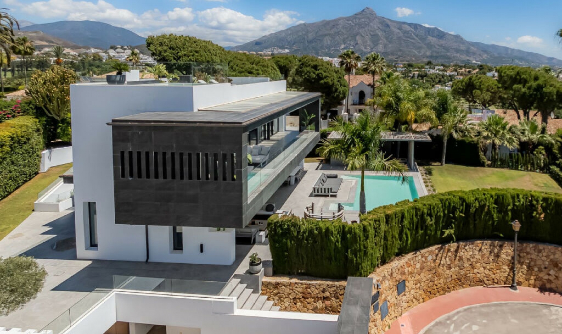 Resale - House -
Nueva Andalucía