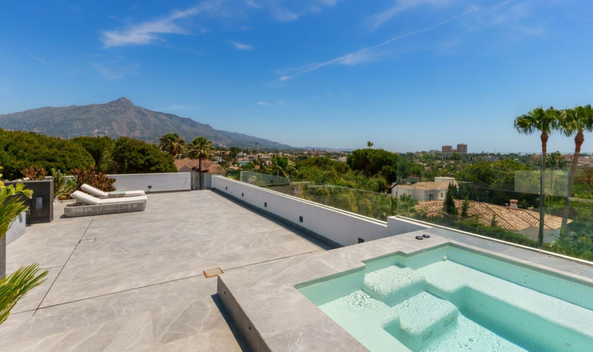 Resale - House -
Nueva Andalucía