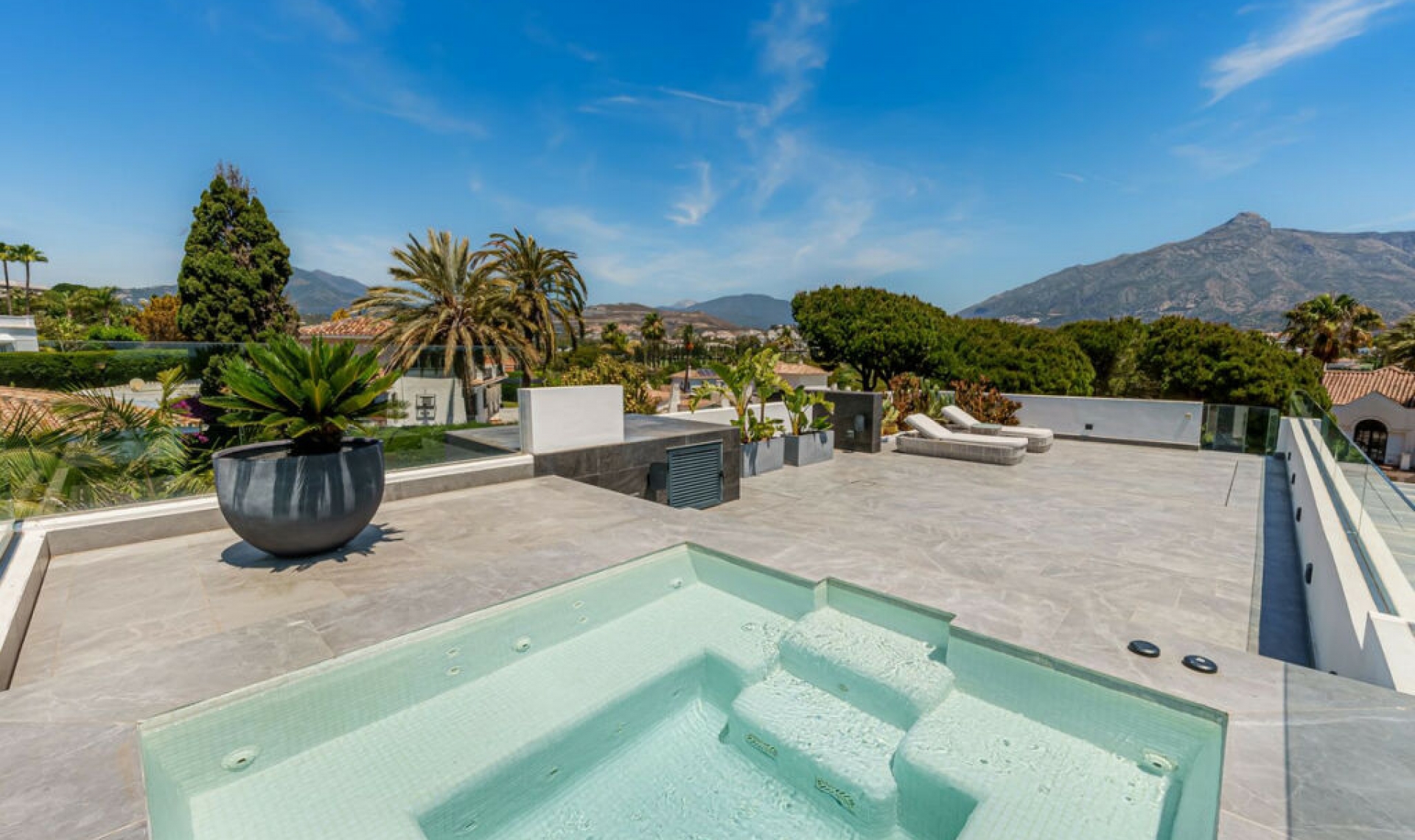 Resale - House -
Nueva Andalucía