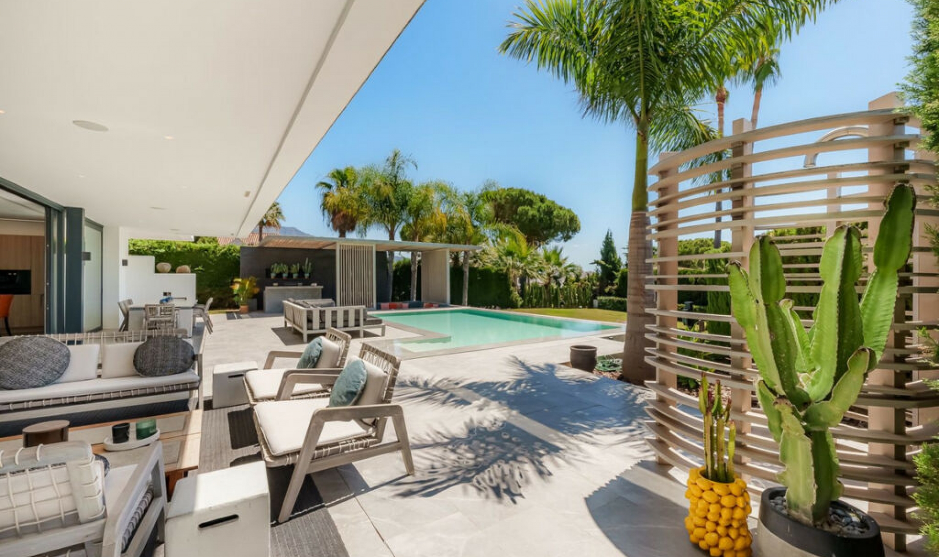 Resale - House -
Nueva Andalucía