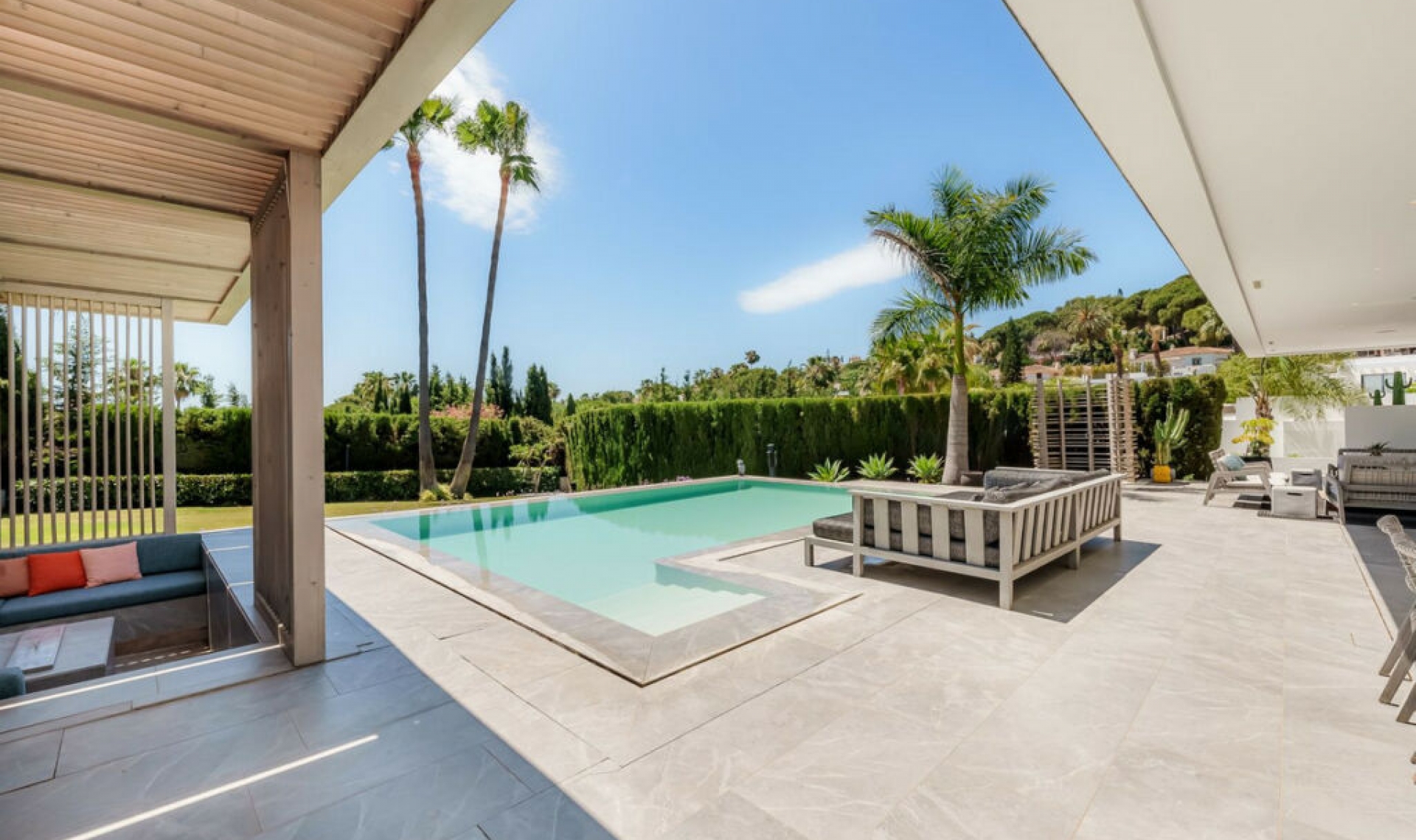 Resale - House -
Nueva Andalucía