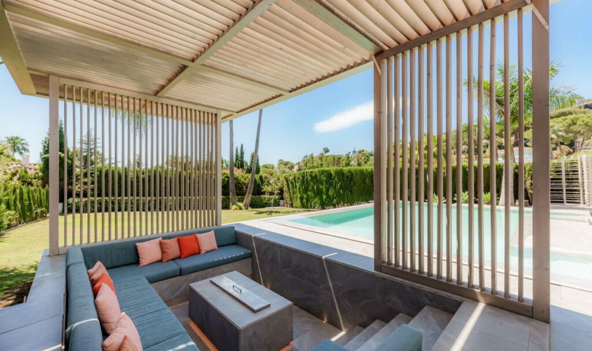 Resale - House -
Nueva Andalucía