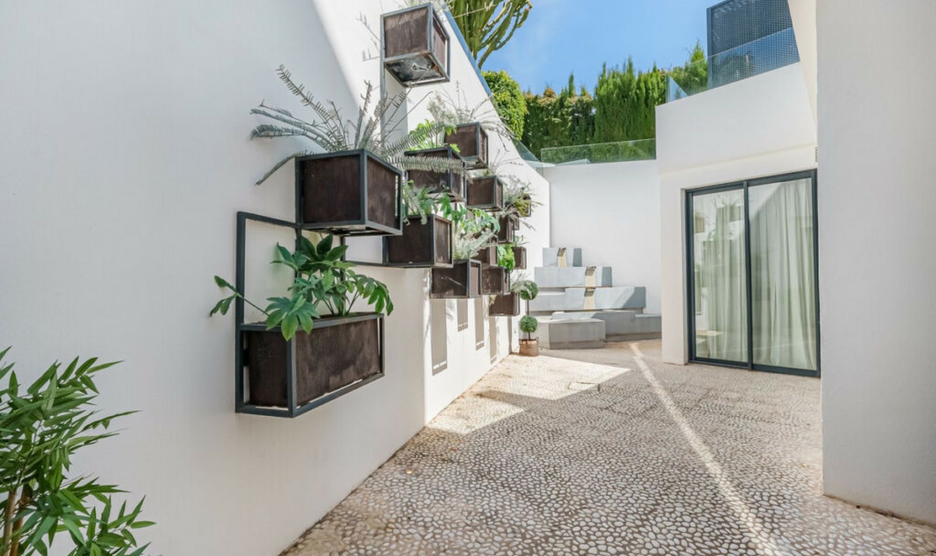 Resale - House -
Nueva Andalucía