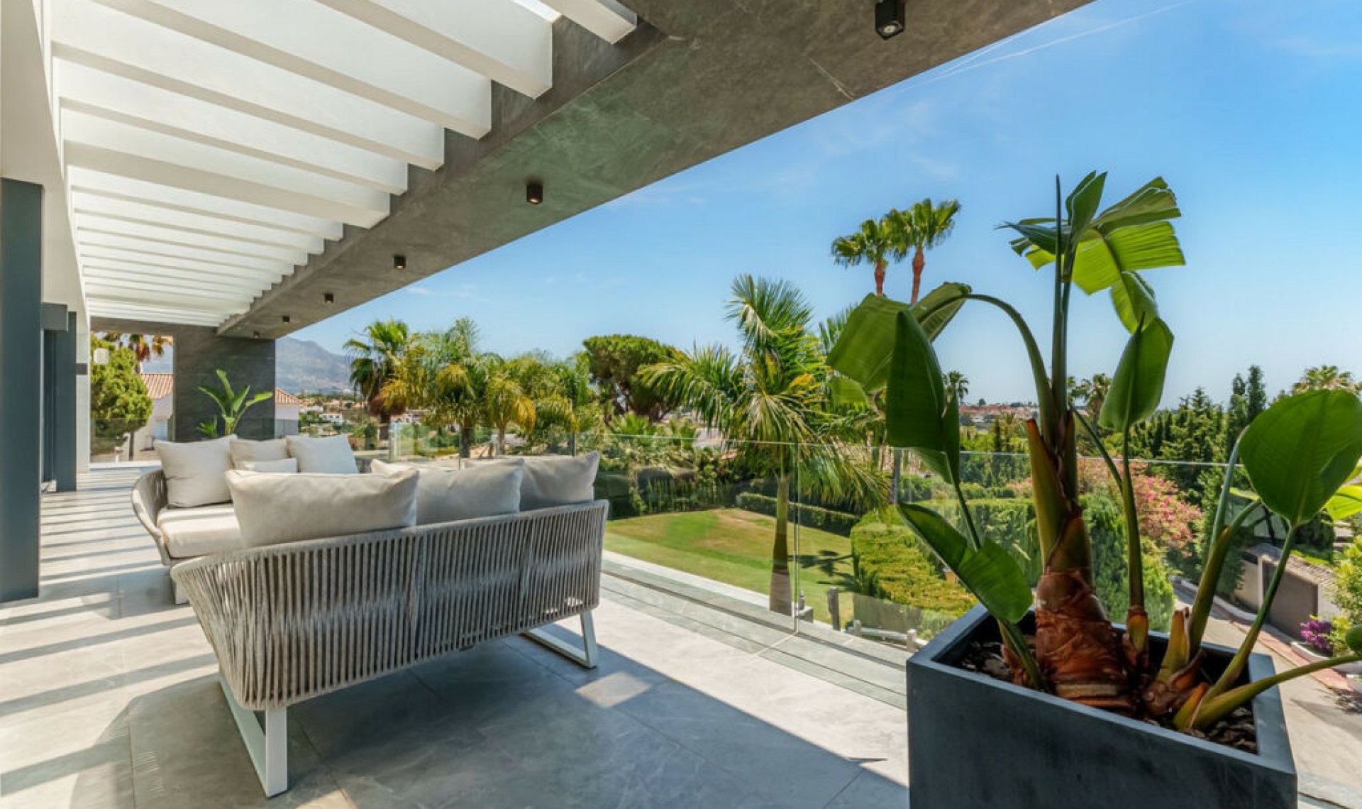 Resale - House -
Nueva Andalucía