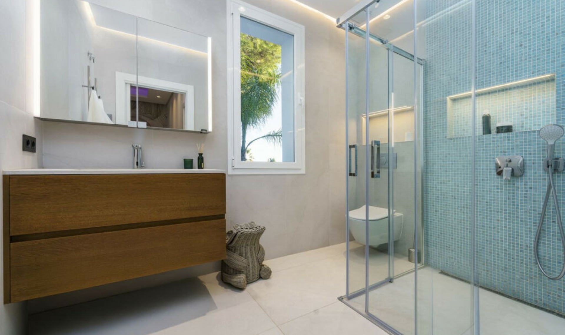 Resale - House -
Nueva Andalucía