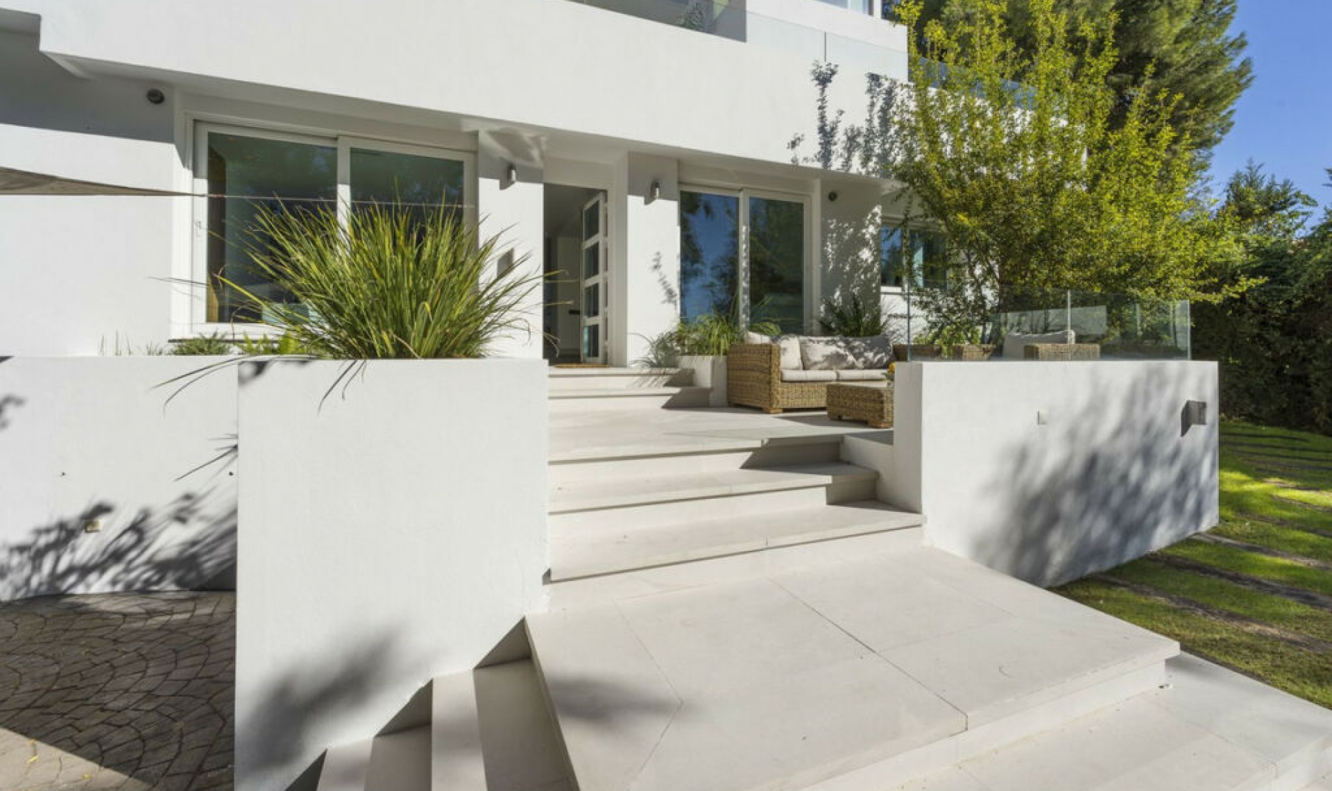 Resale - House -
Nueva Andalucía