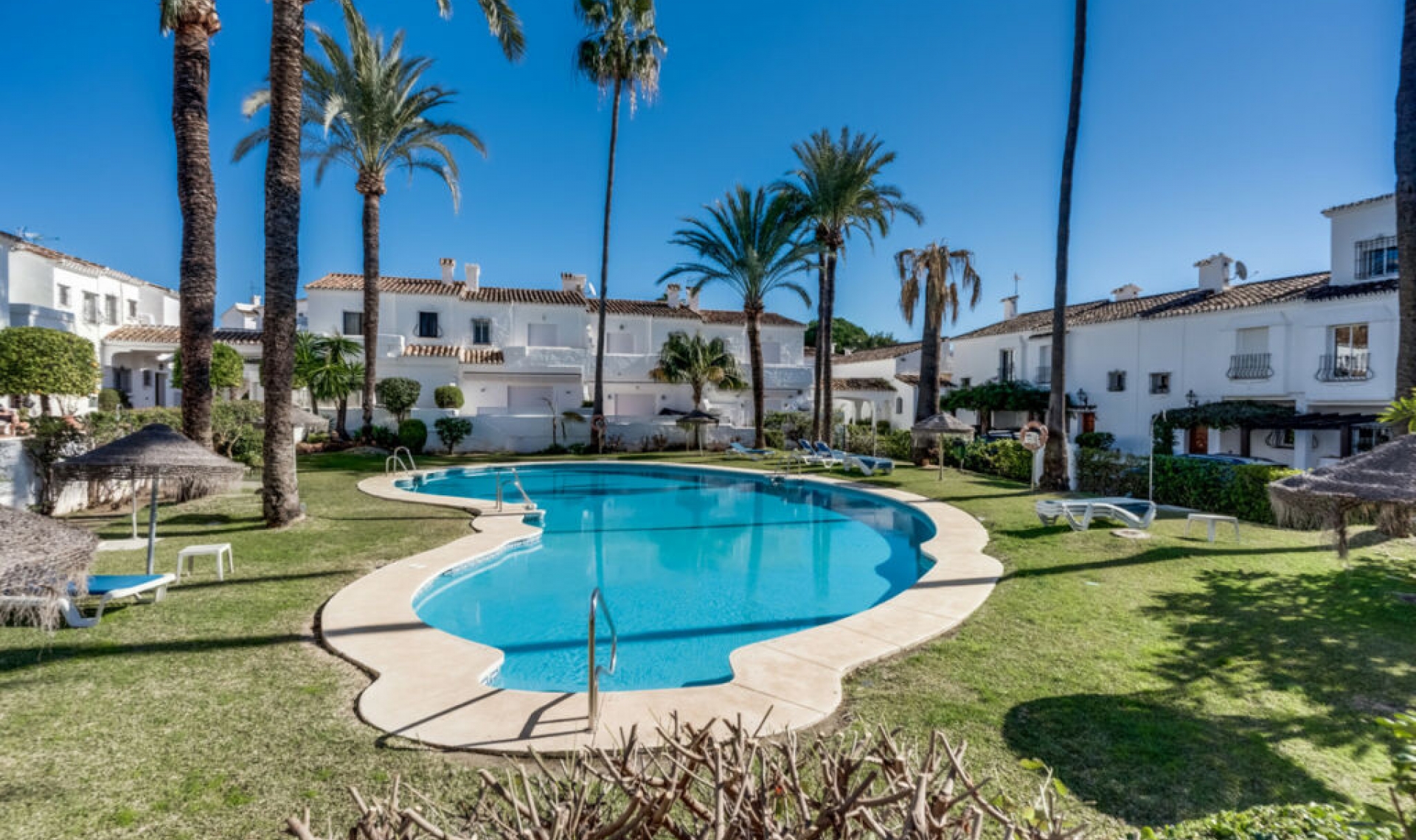 Resale - House -
Nueva Andalucía