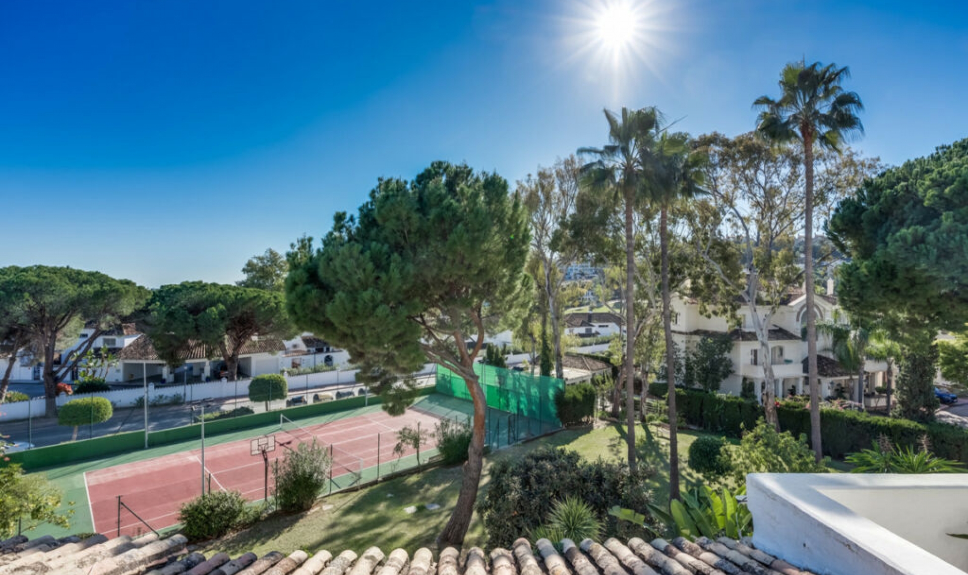 Resale - House -
Nueva Andalucía