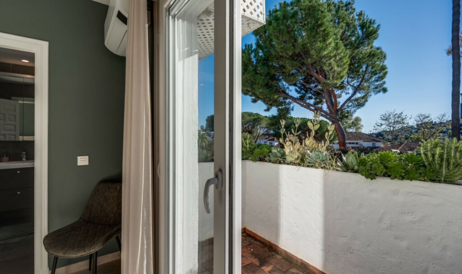 Resale - House -
Nueva Andalucía