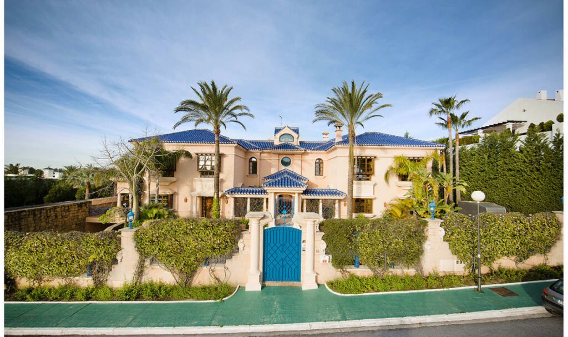 Resale - House -
Nueva Andalucía