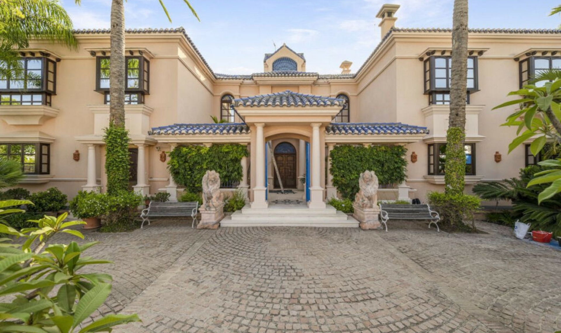 Resale - House -
Nueva Andalucía