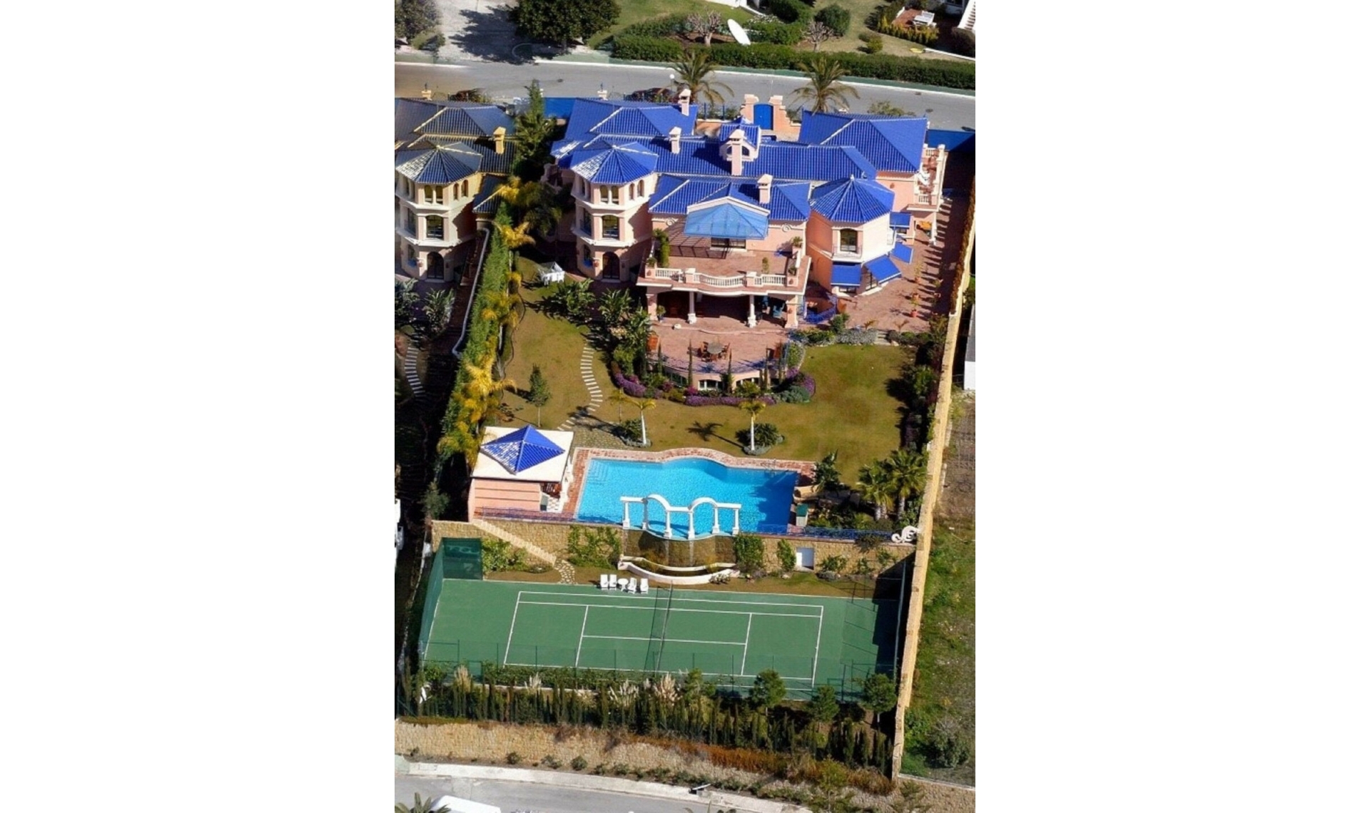 Resale - House -
Nueva Andalucía