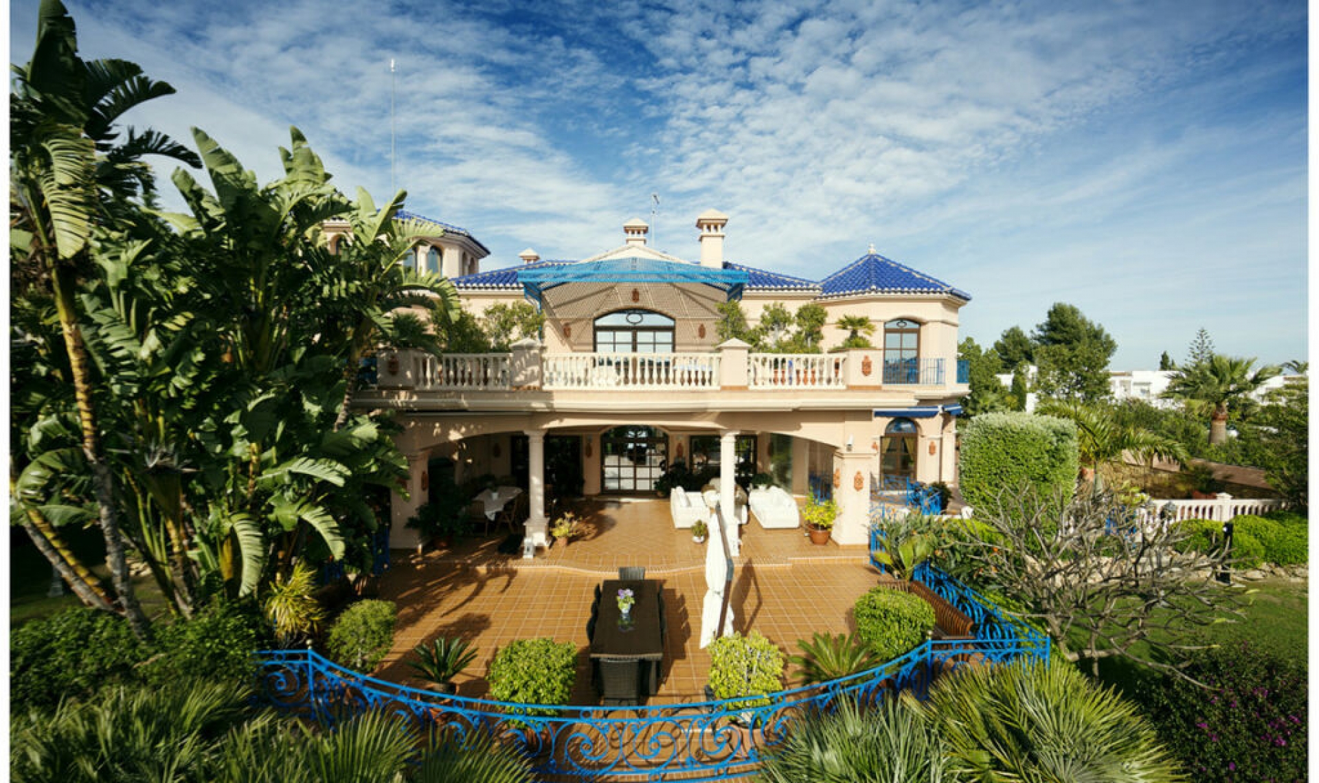 Resale - House -
Nueva Andalucía