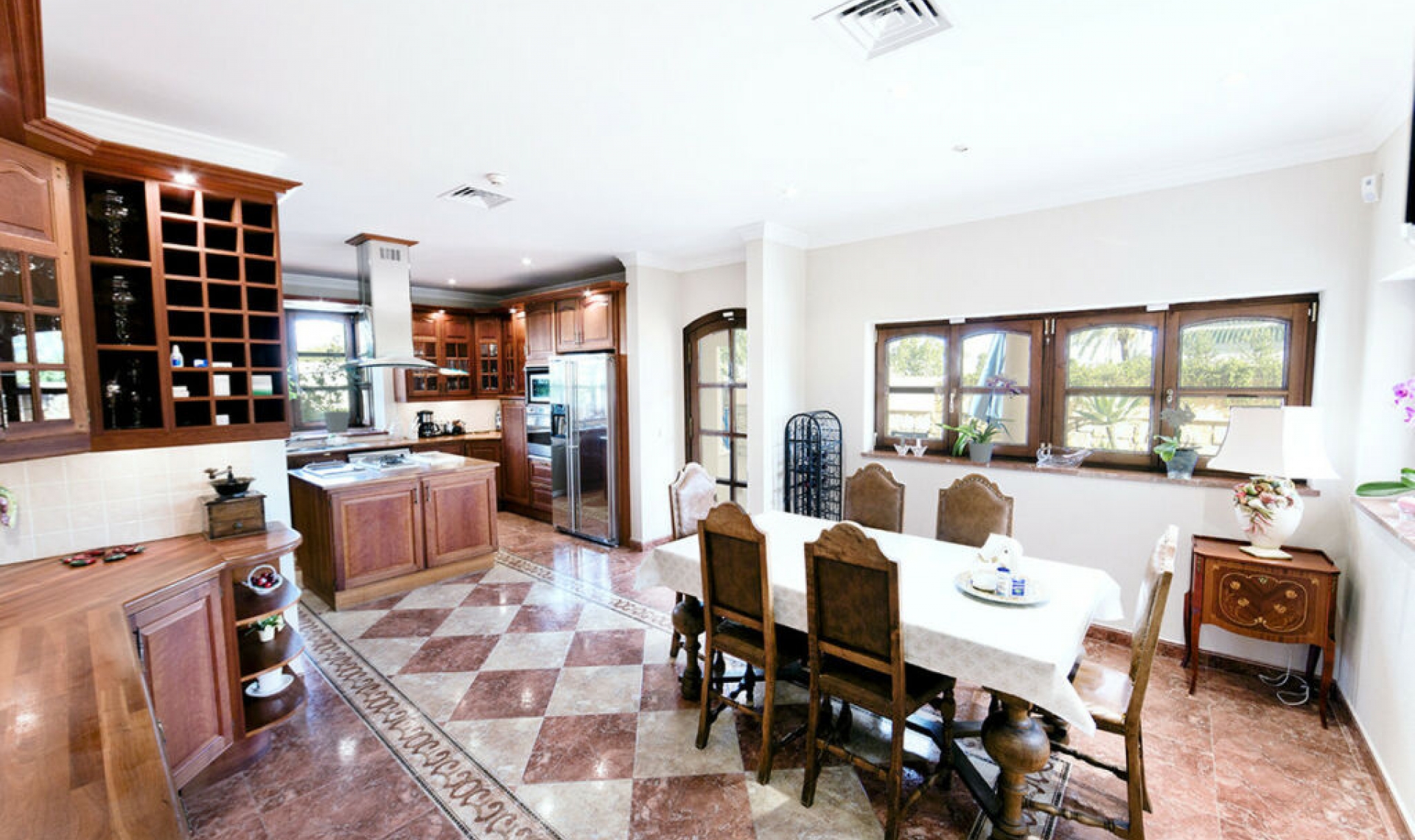 Resale - House -
Nueva Andalucía