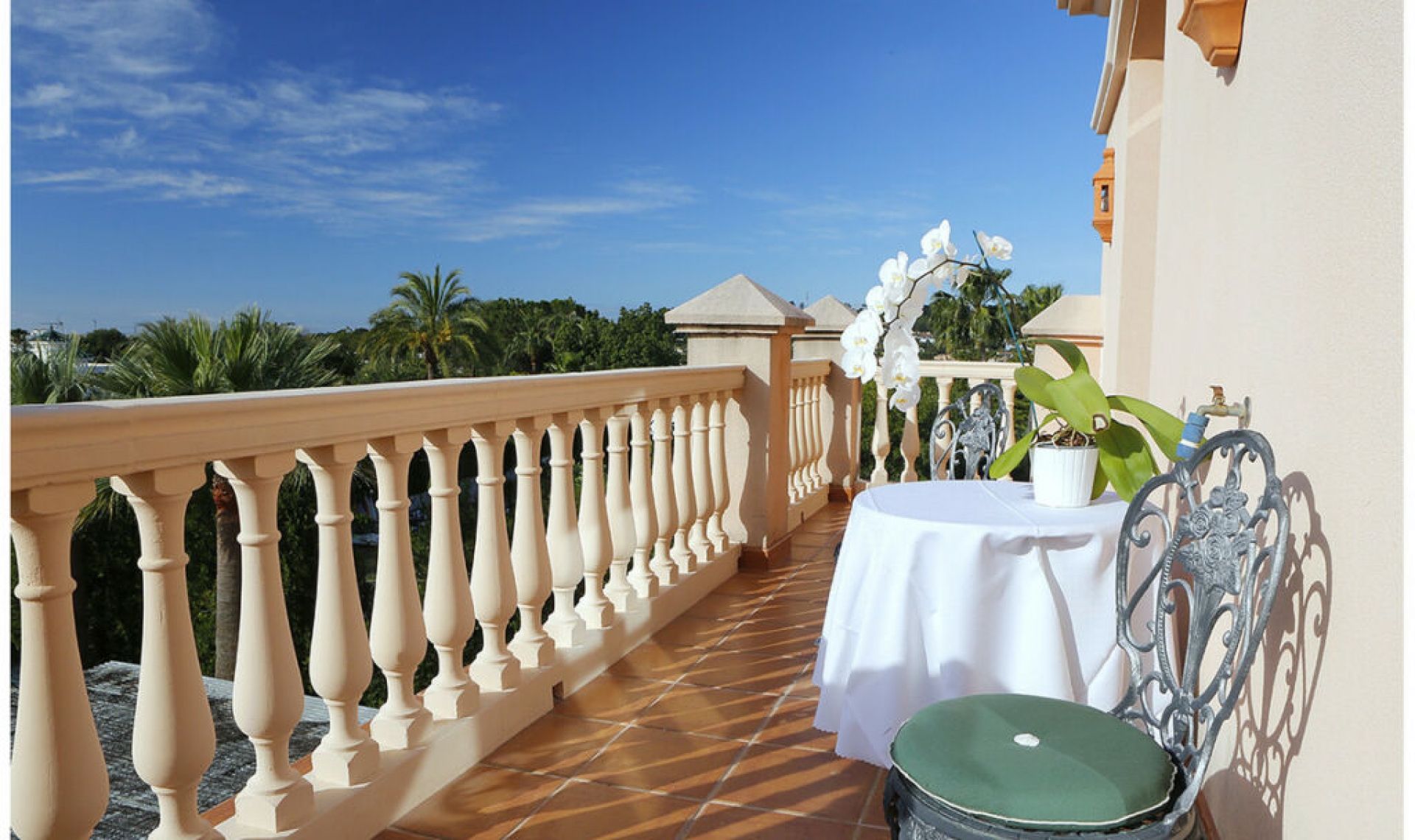 Resale - House -
Nueva Andalucía