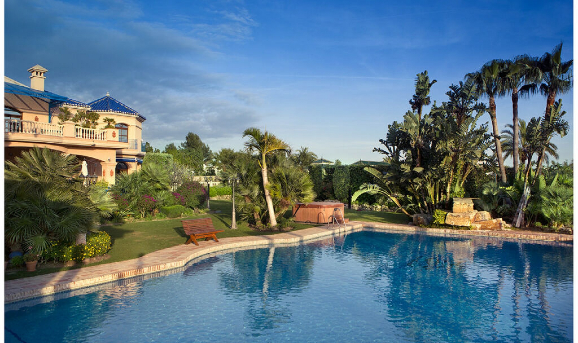 Resale - House -
Nueva Andalucía