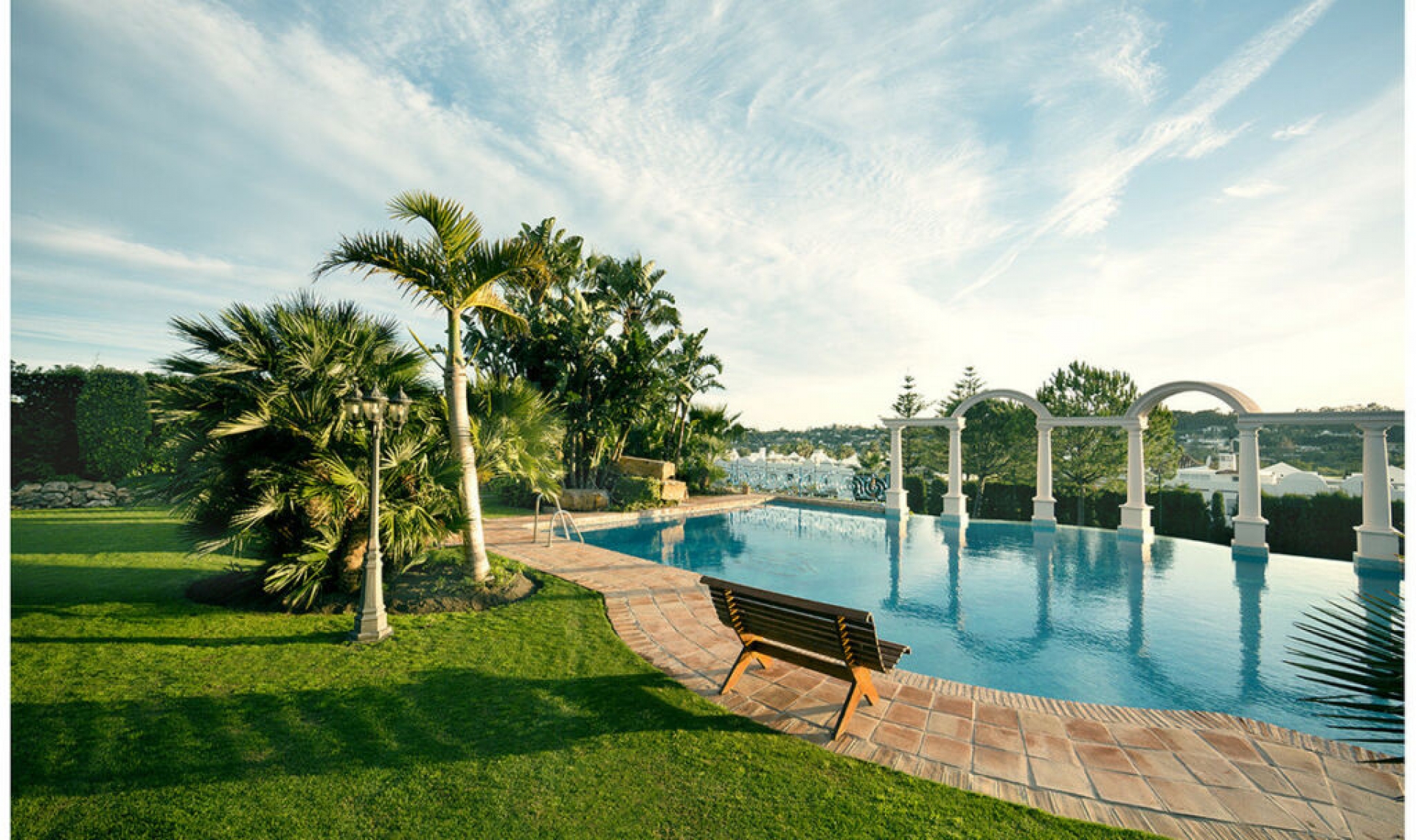 Resale - House -
Nueva Andalucía