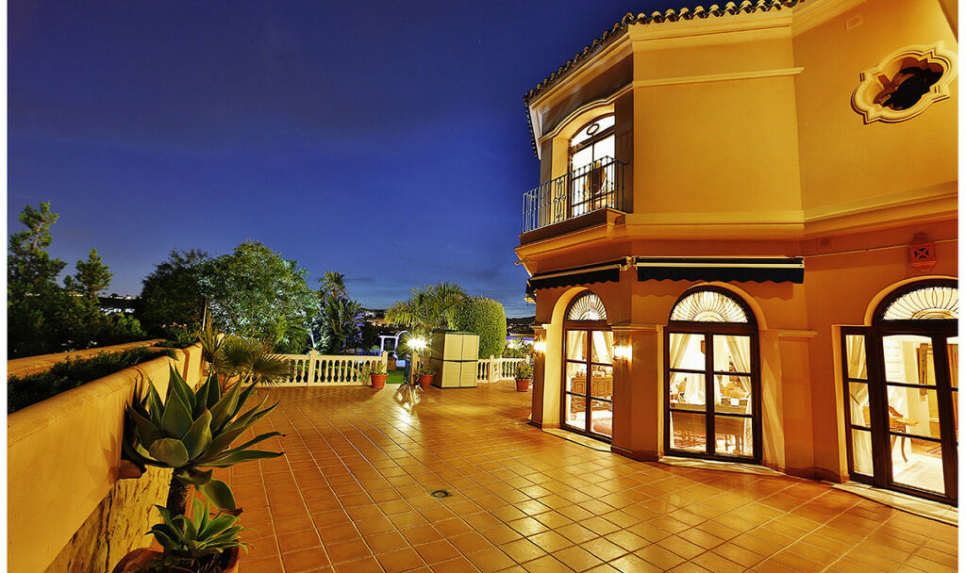 Resale - House -
Nueva Andalucía