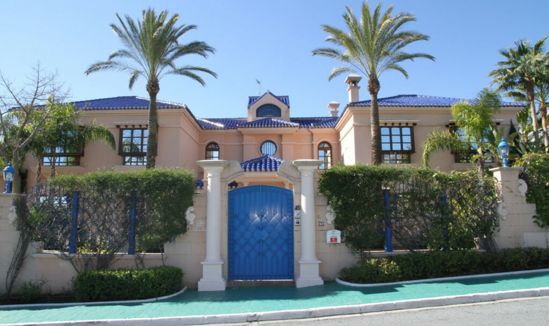 Resale - House -
Nueva Andalucía