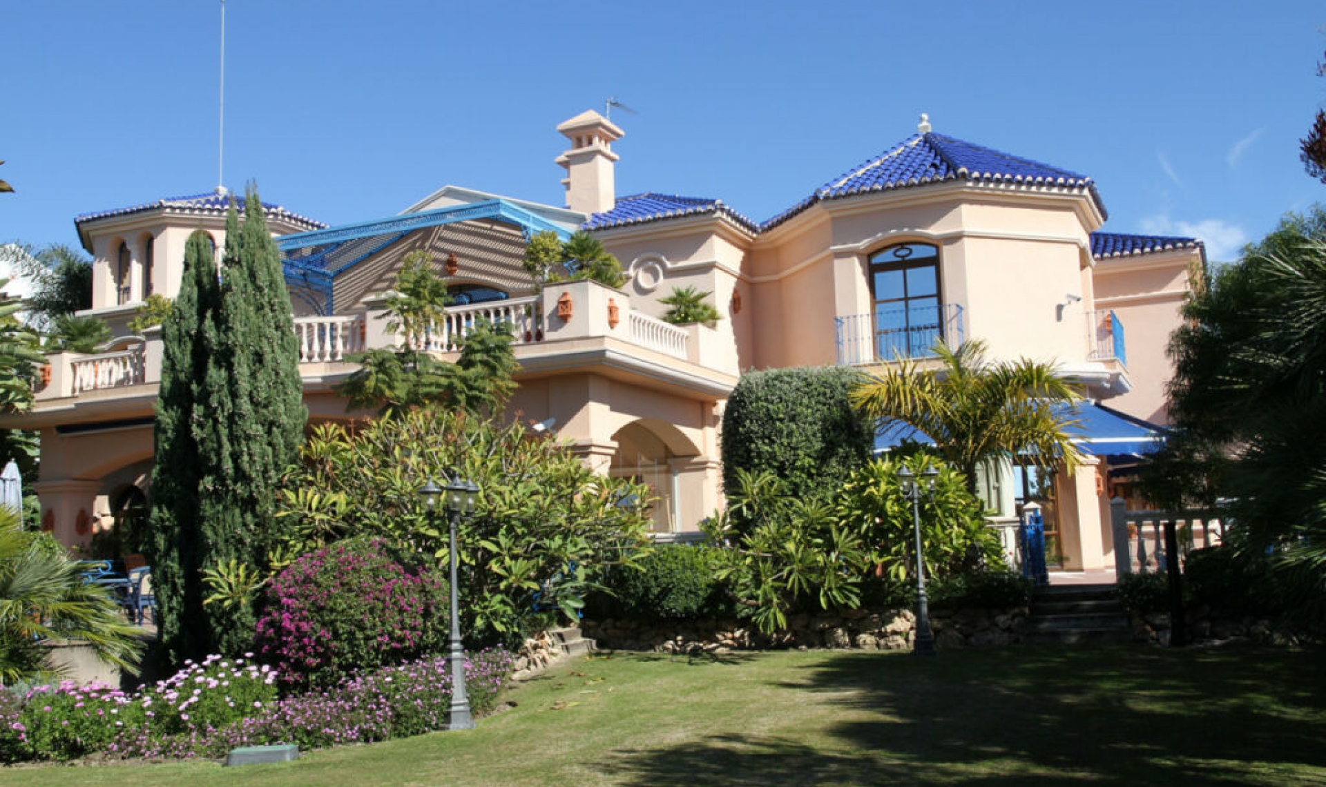 Resale - House -
Nueva Andalucía