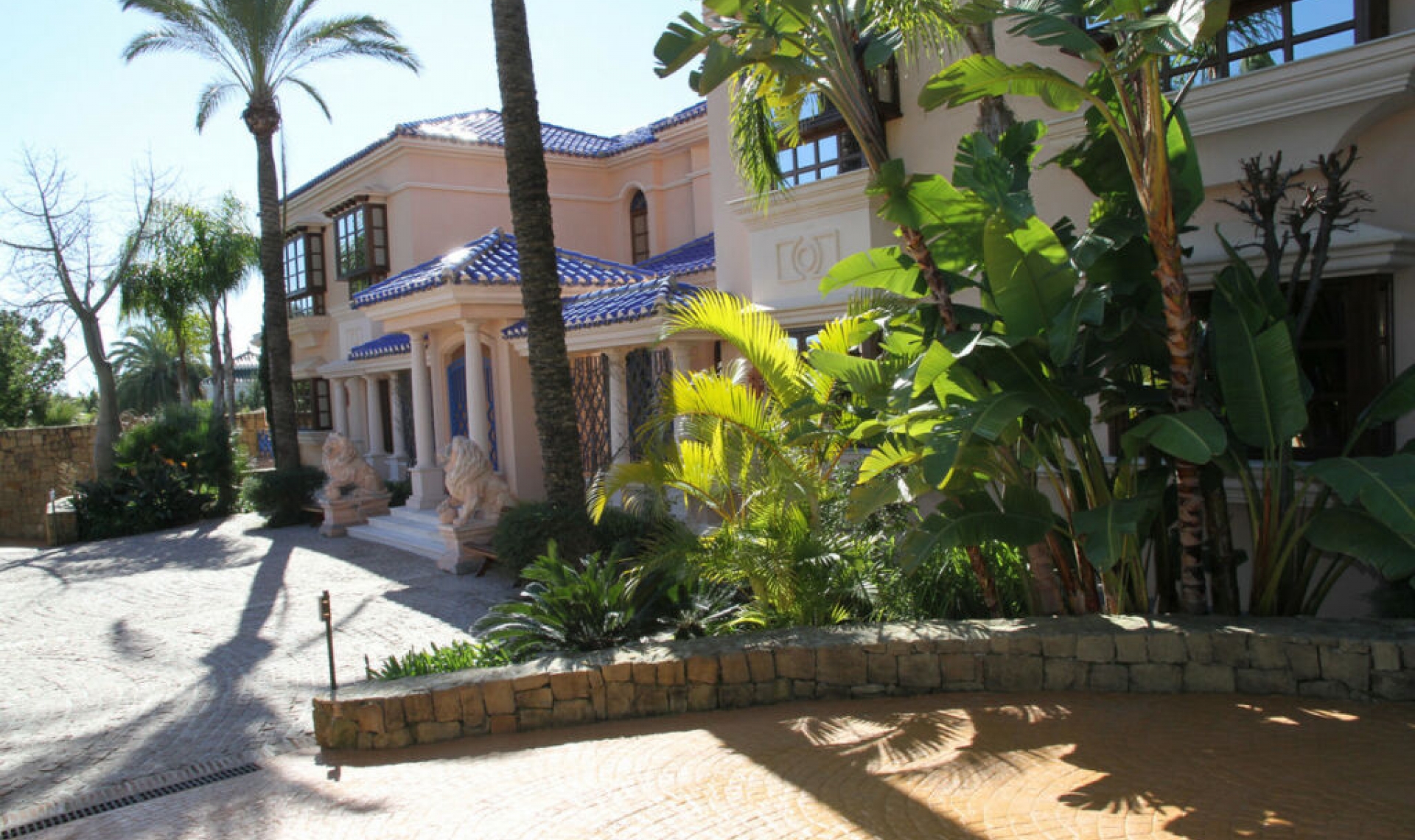 Resale - House -
Nueva Andalucía