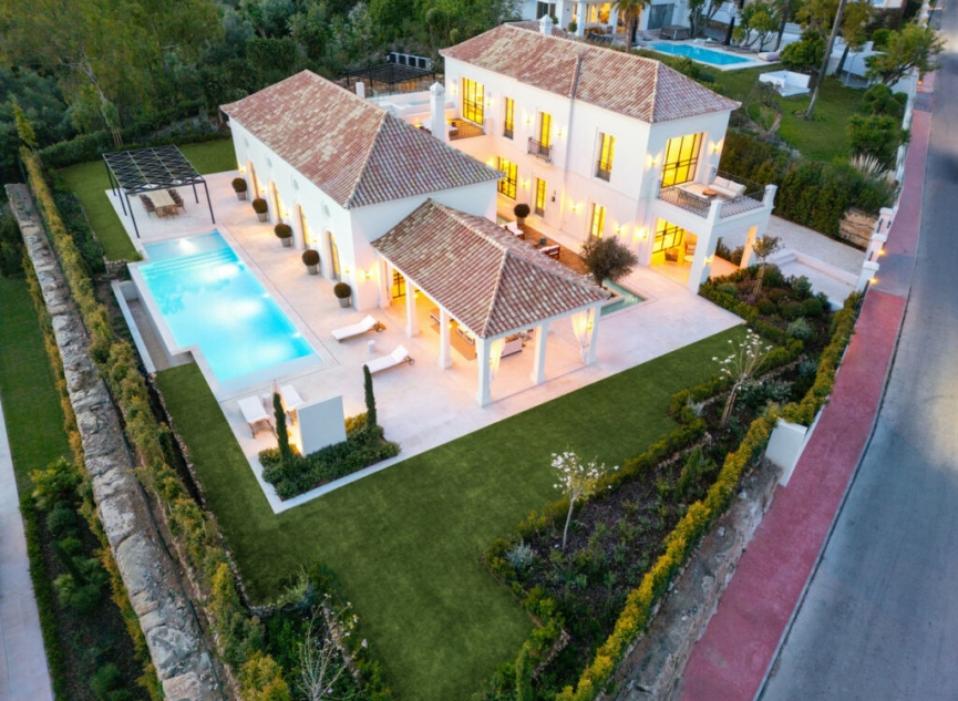 Resale - House -
Nueva Andalucía