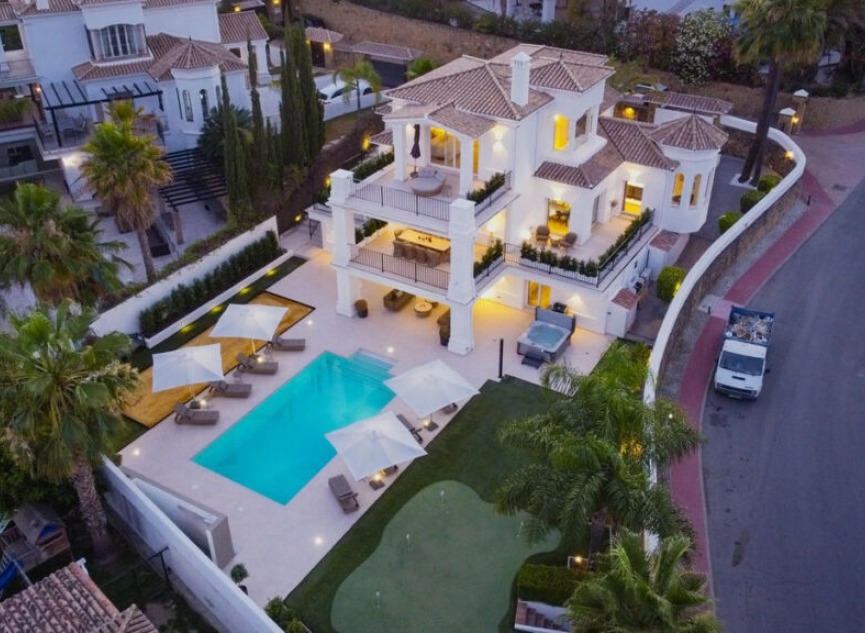 Resale - House -
Nueva Andalucía