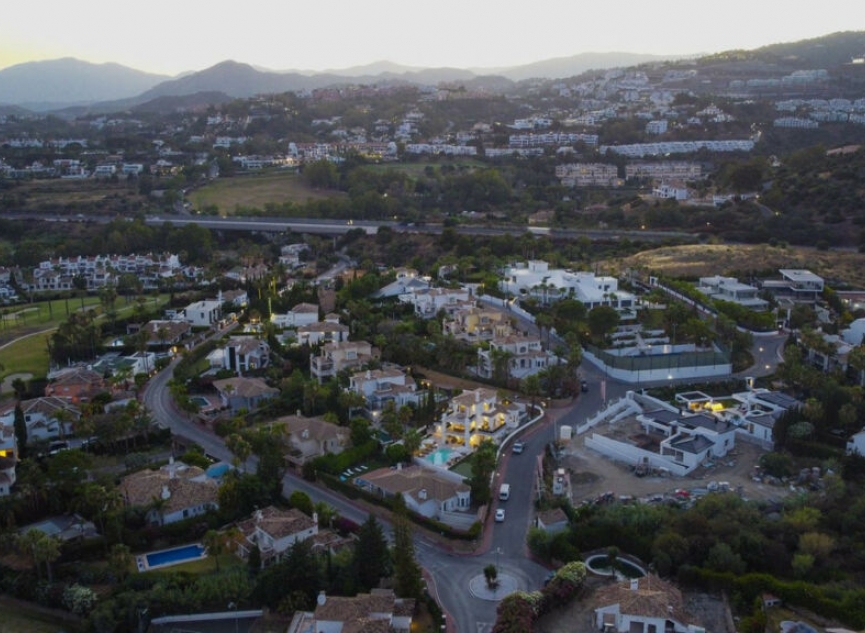 Resale - House -
Nueva Andalucía