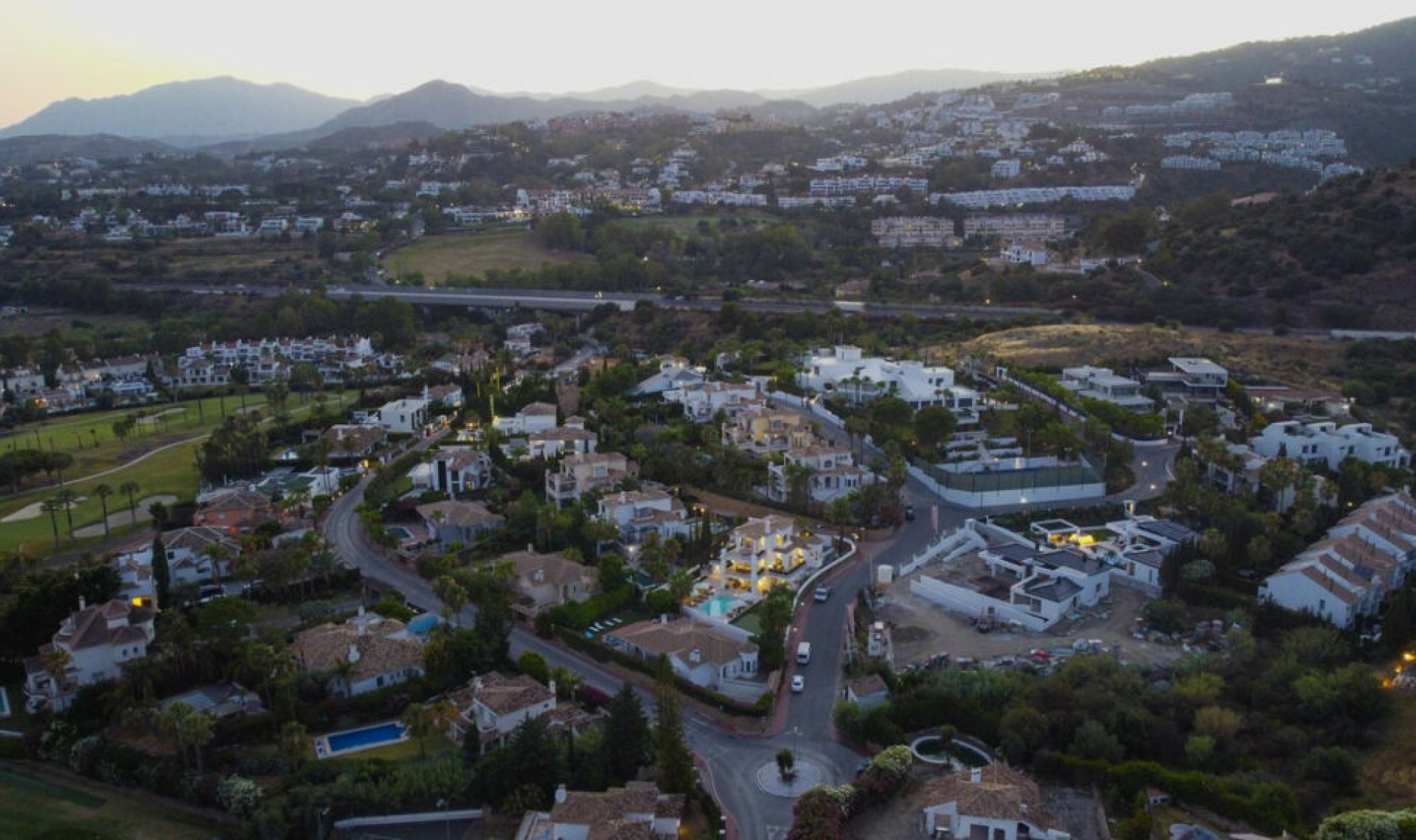 Resale - House -
Nueva Andalucía