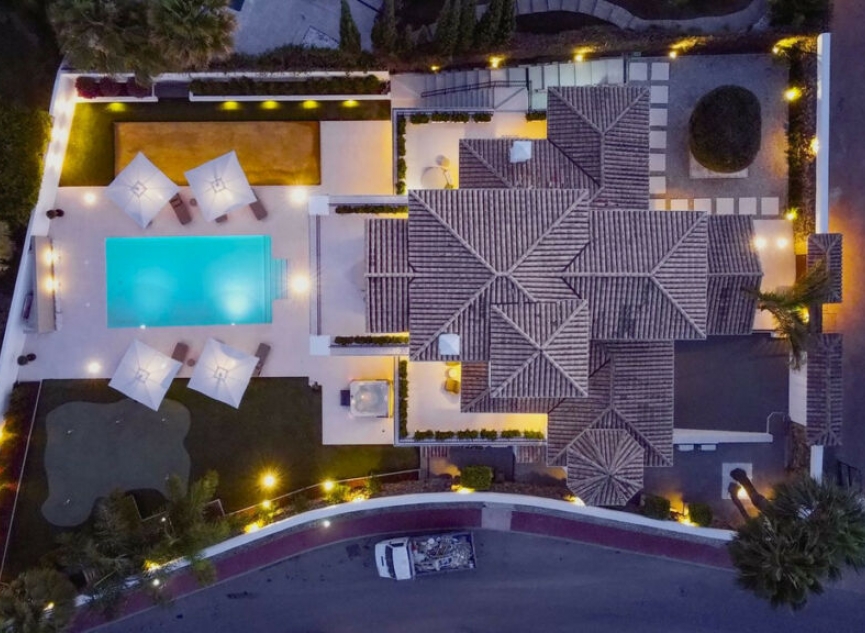 Resale - House -
Nueva Andalucía