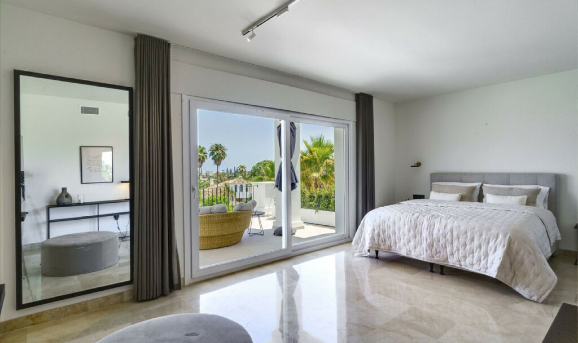 Resale - House -
Nueva Andalucía