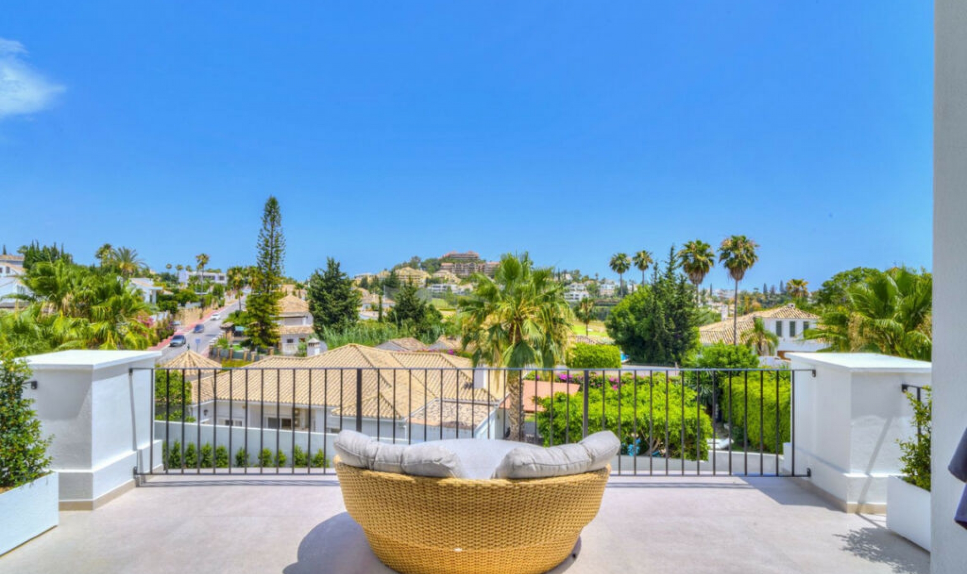 Resale - House -
Nueva Andalucía