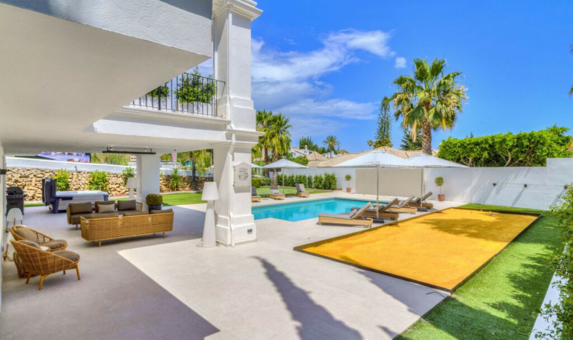 Resale - House -
Nueva Andalucía