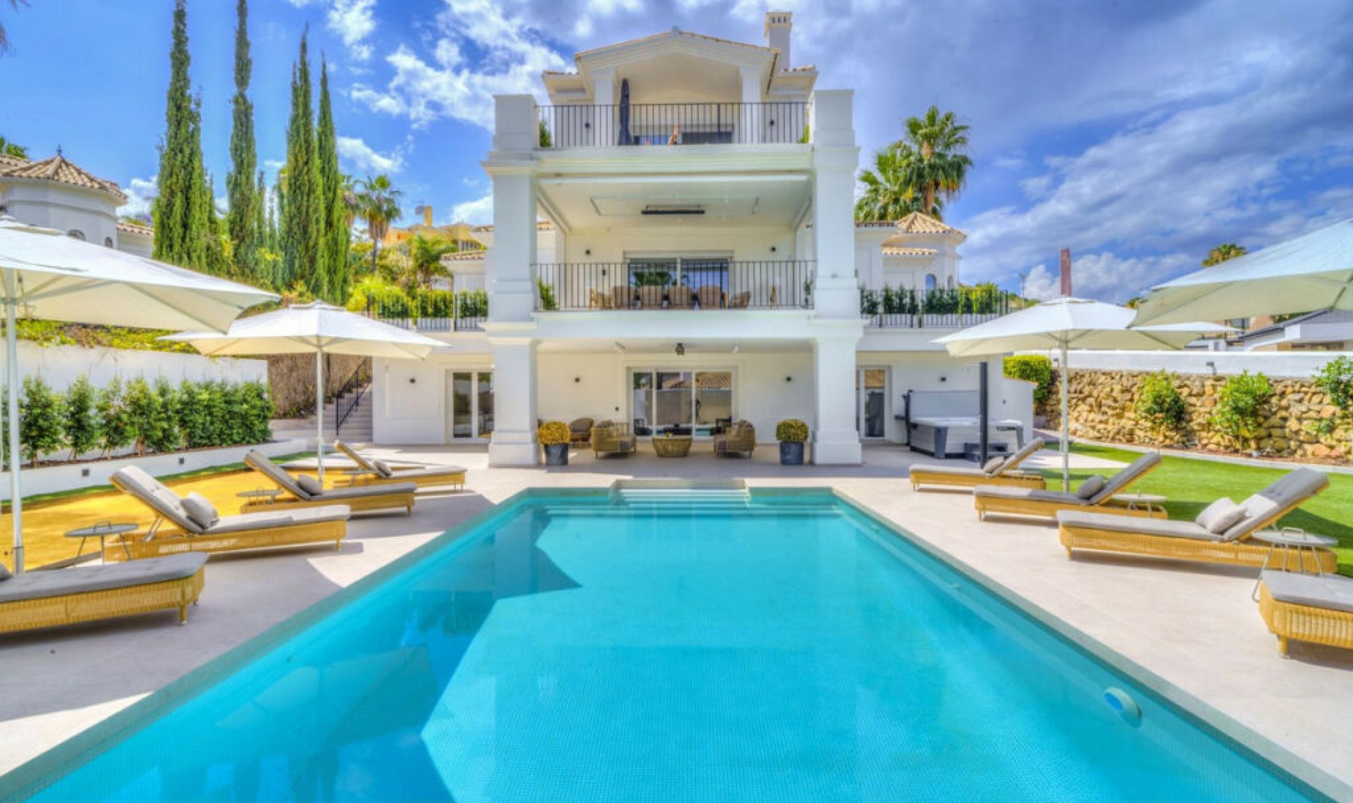 Resale - House -
Nueva Andalucía