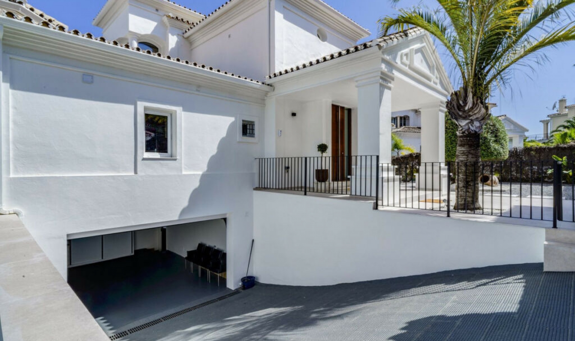 Resale - House -
Nueva Andalucía