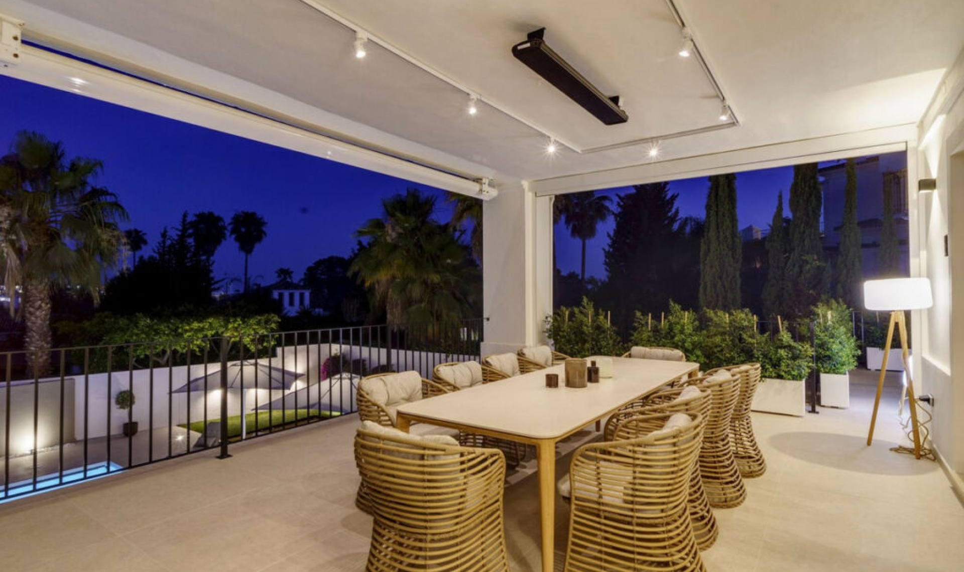 Resale - House -
Nueva Andalucía