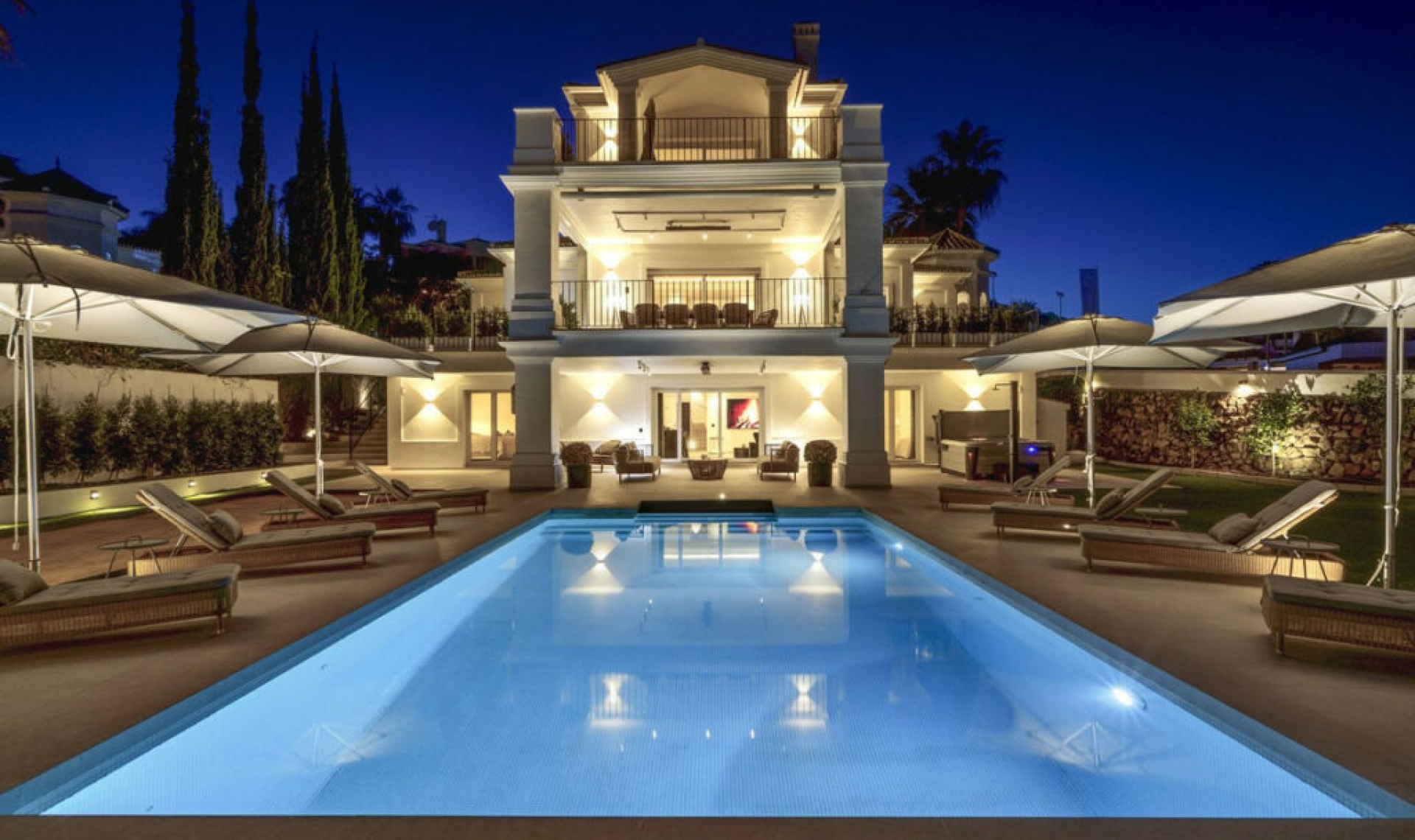 Resale - House -
Nueva Andalucía