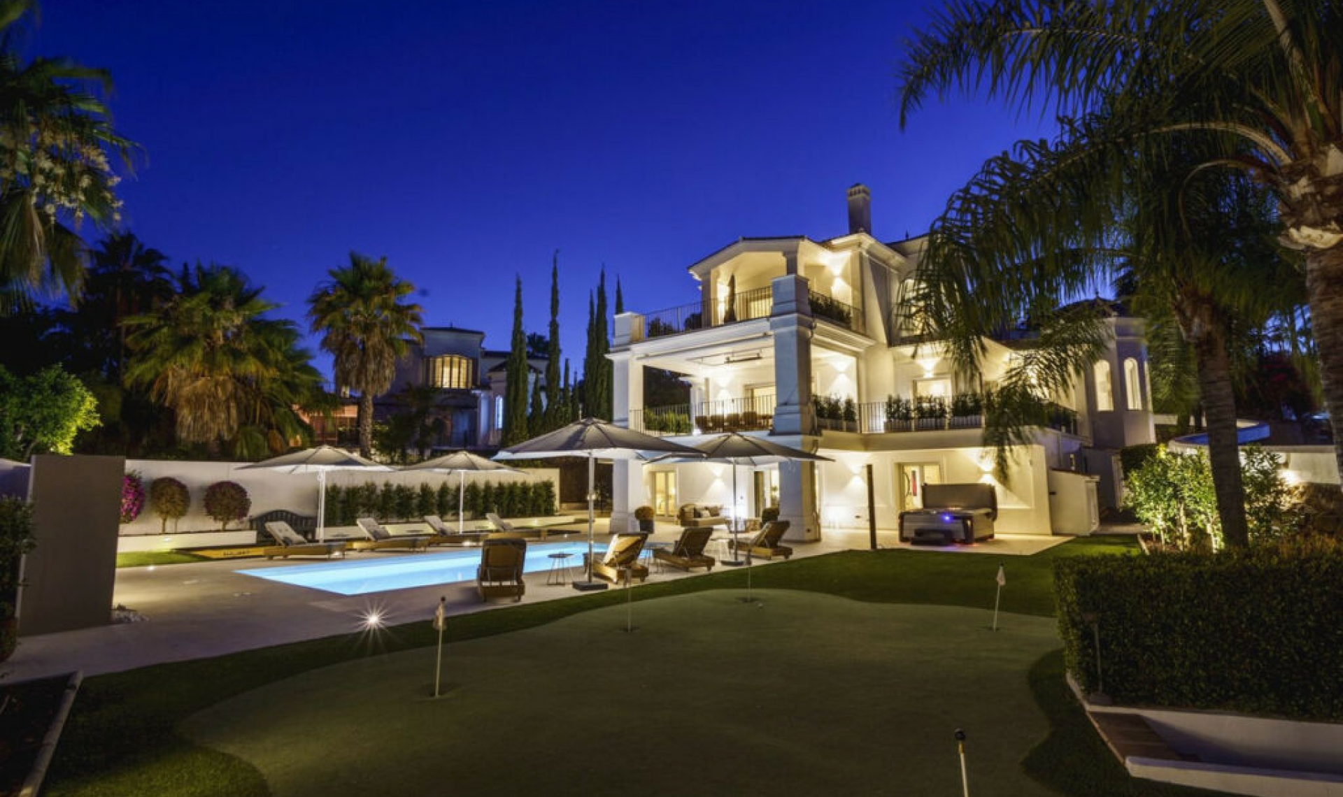 Resale - House -
Nueva Andalucía