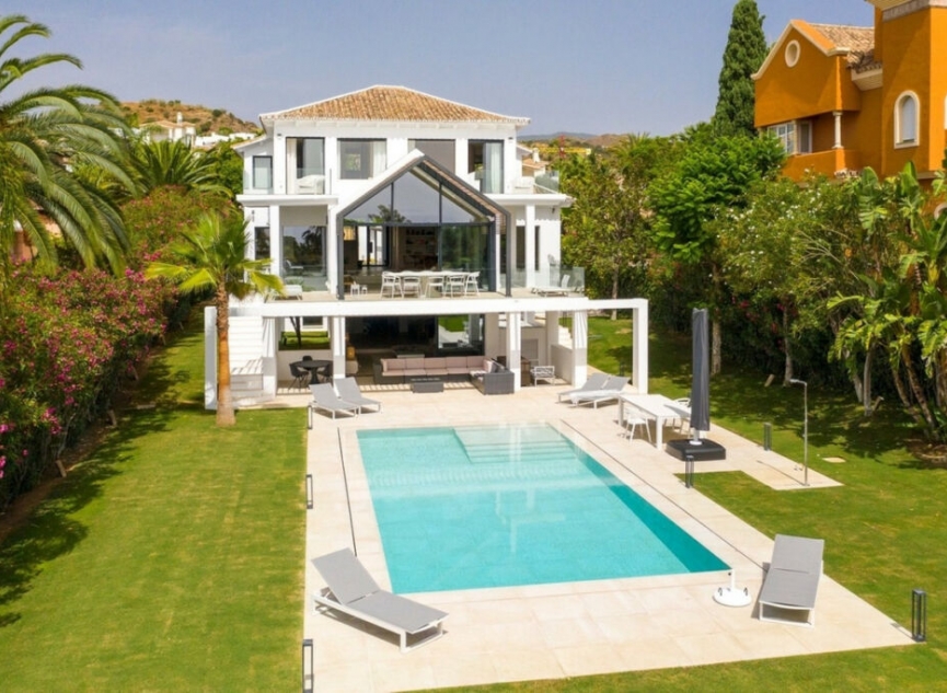 Resale - House -
Nueva Andalucía