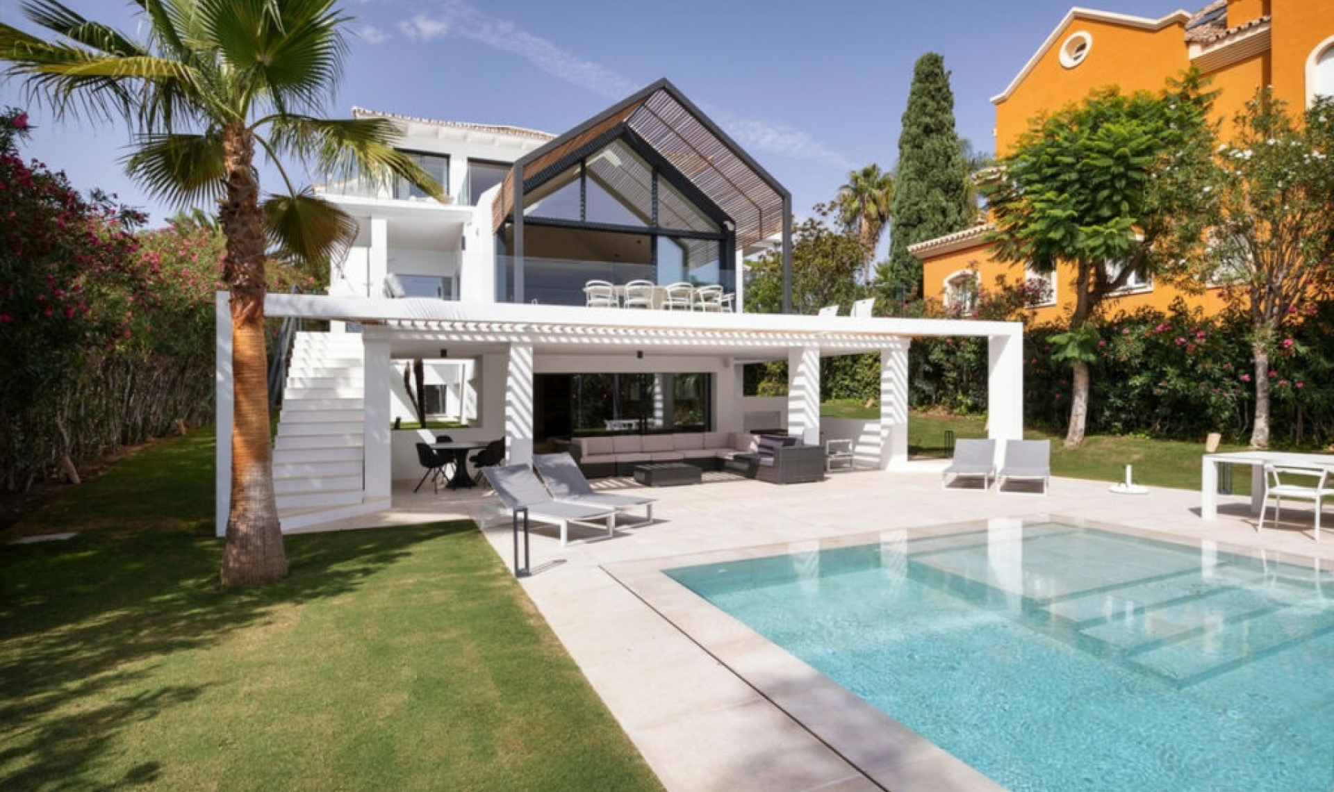 Resale - House -
Nueva Andalucía