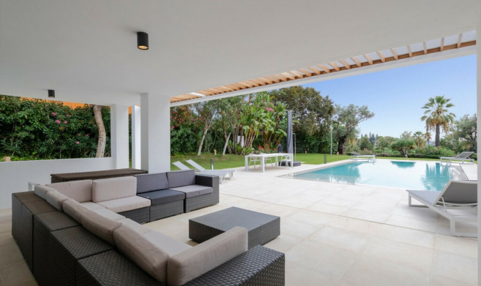 Resale - House -
Nueva Andalucía