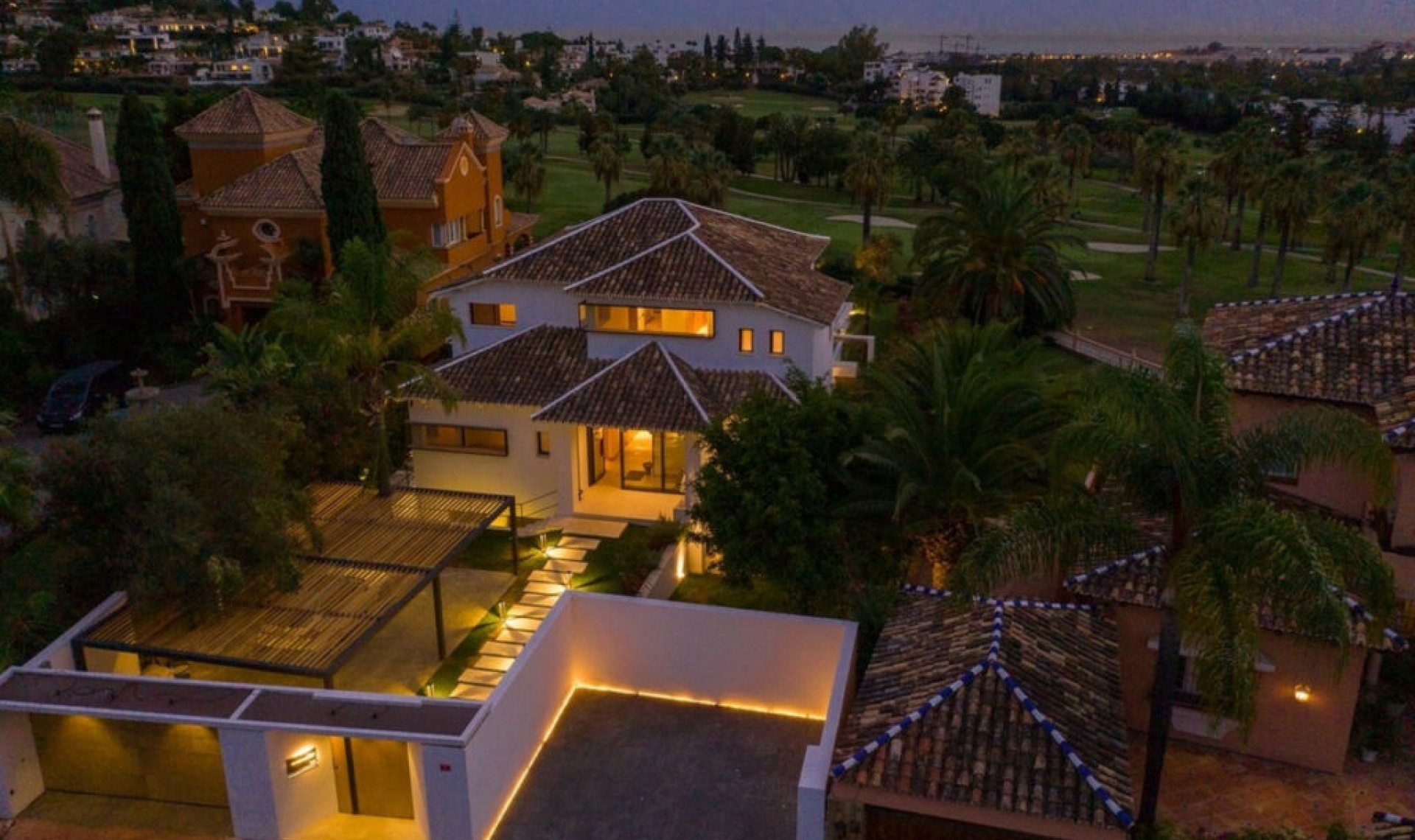 Resale - House -
Nueva Andalucía