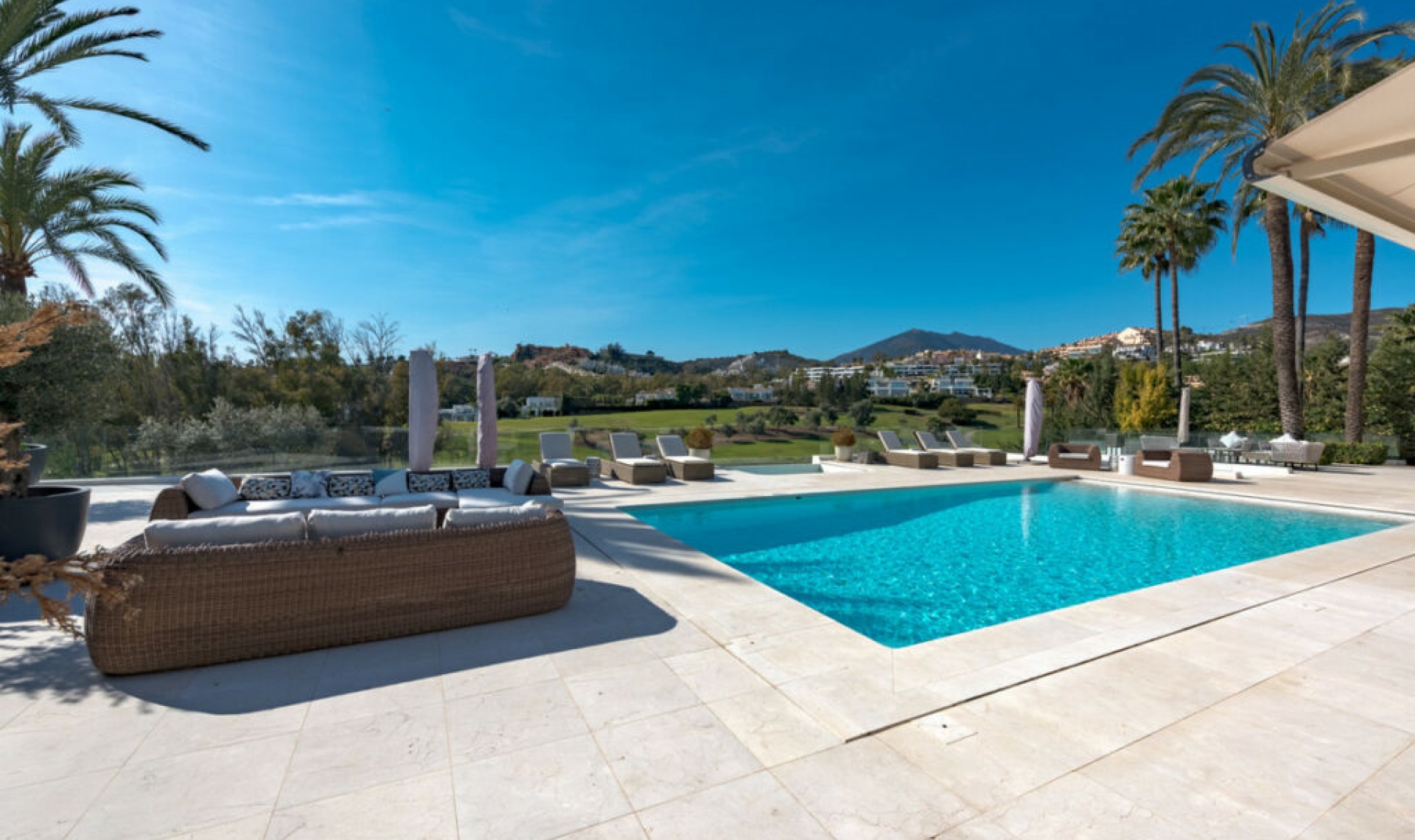 Resale - House -
Nueva Andalucía