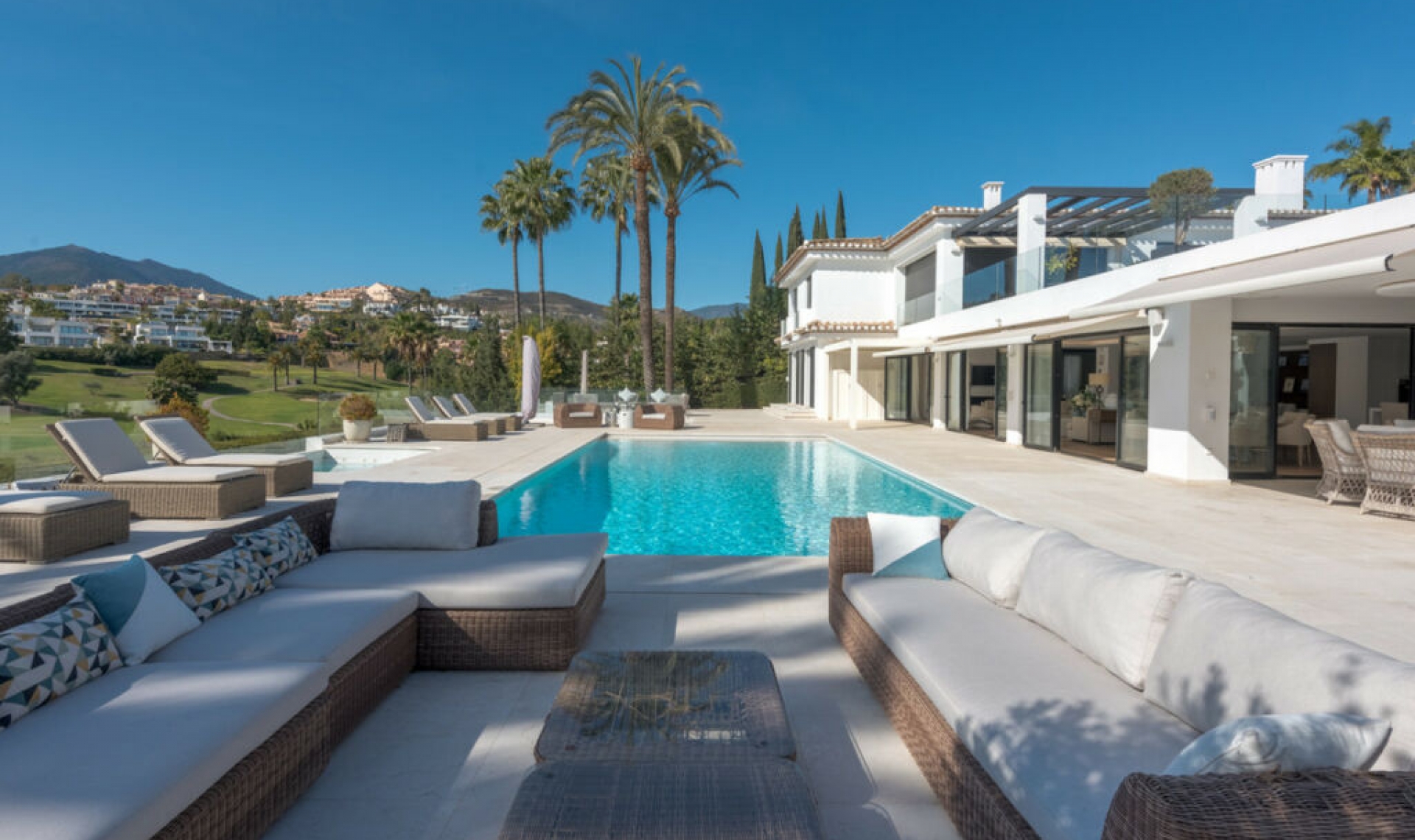 Resale - House -
Nueva Andalucía