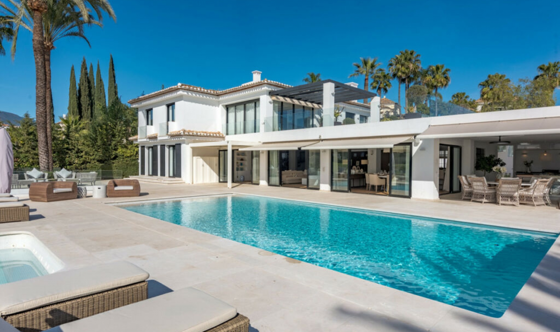 Resale - House -
Nueva Andalucía